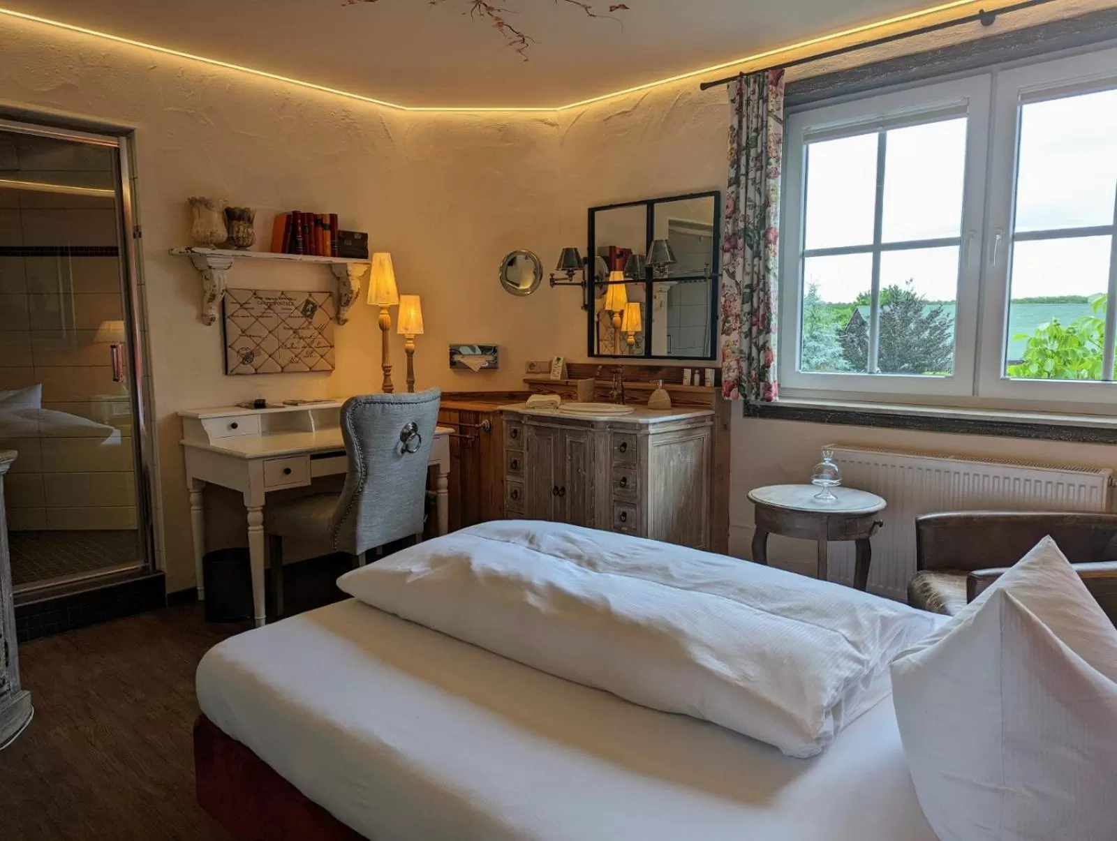 Shower, Bed in Wellnesshotel Seeschlößchen - Privat- Spa & Naturresort