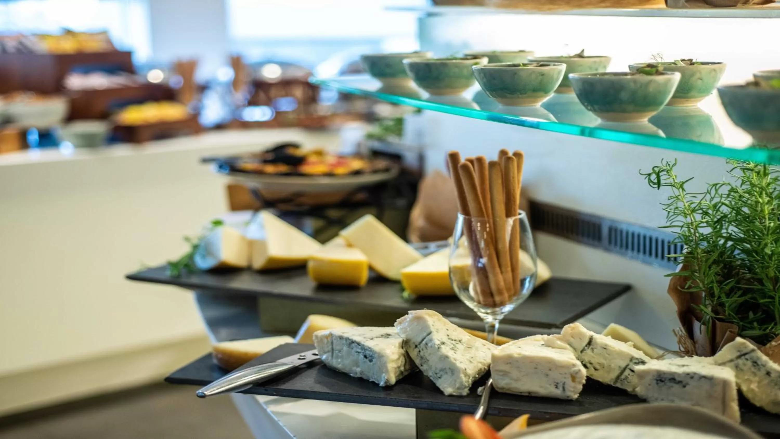 Restaurant/places to eat in Crowne Plaza Tel Aviv City Center by IHG