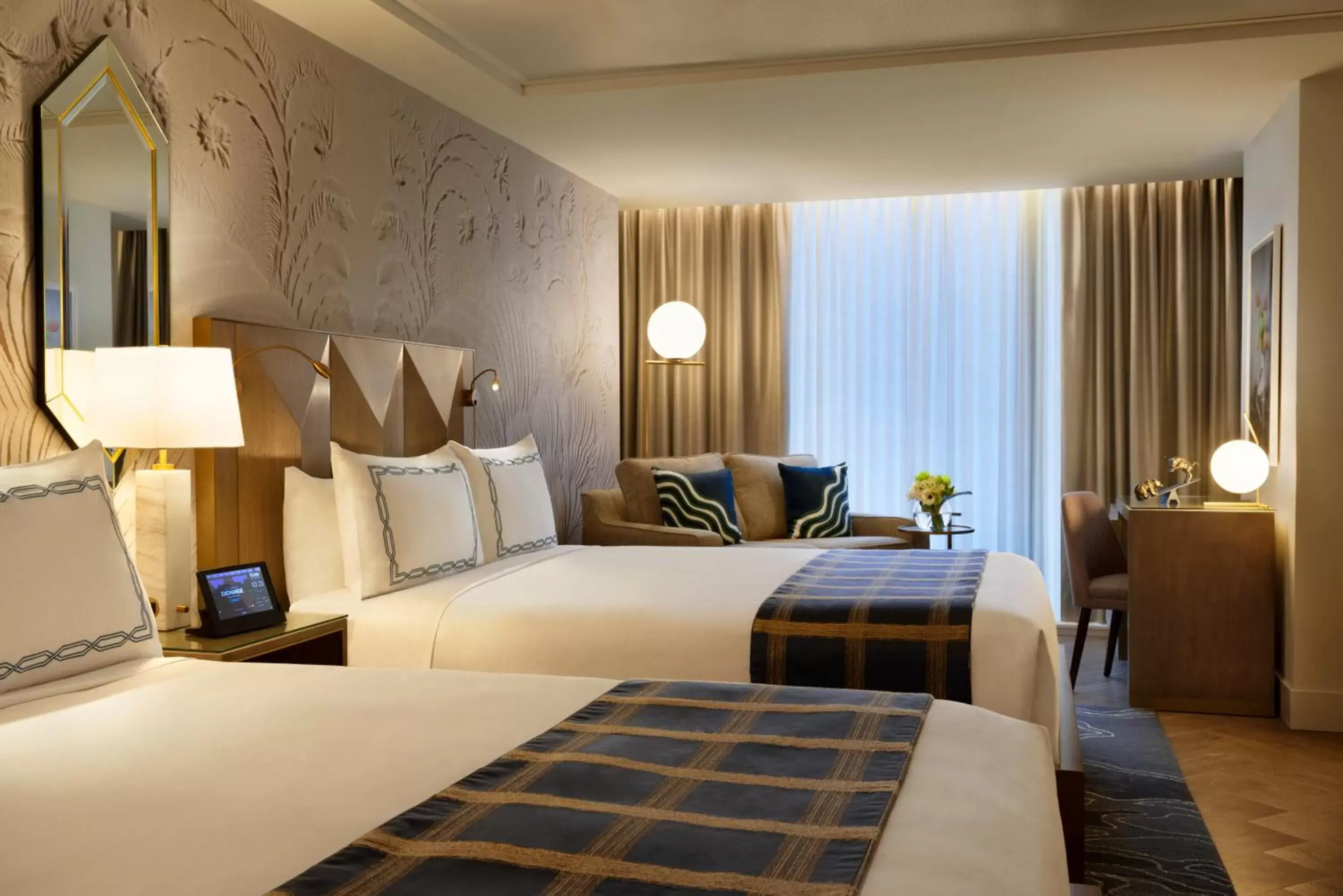 Superior Queen Room with Two Queen Beds in EXchange Hotel Vancouver Superior Queen Room with Two Queen Beds in EXchange Hotel Vancouver