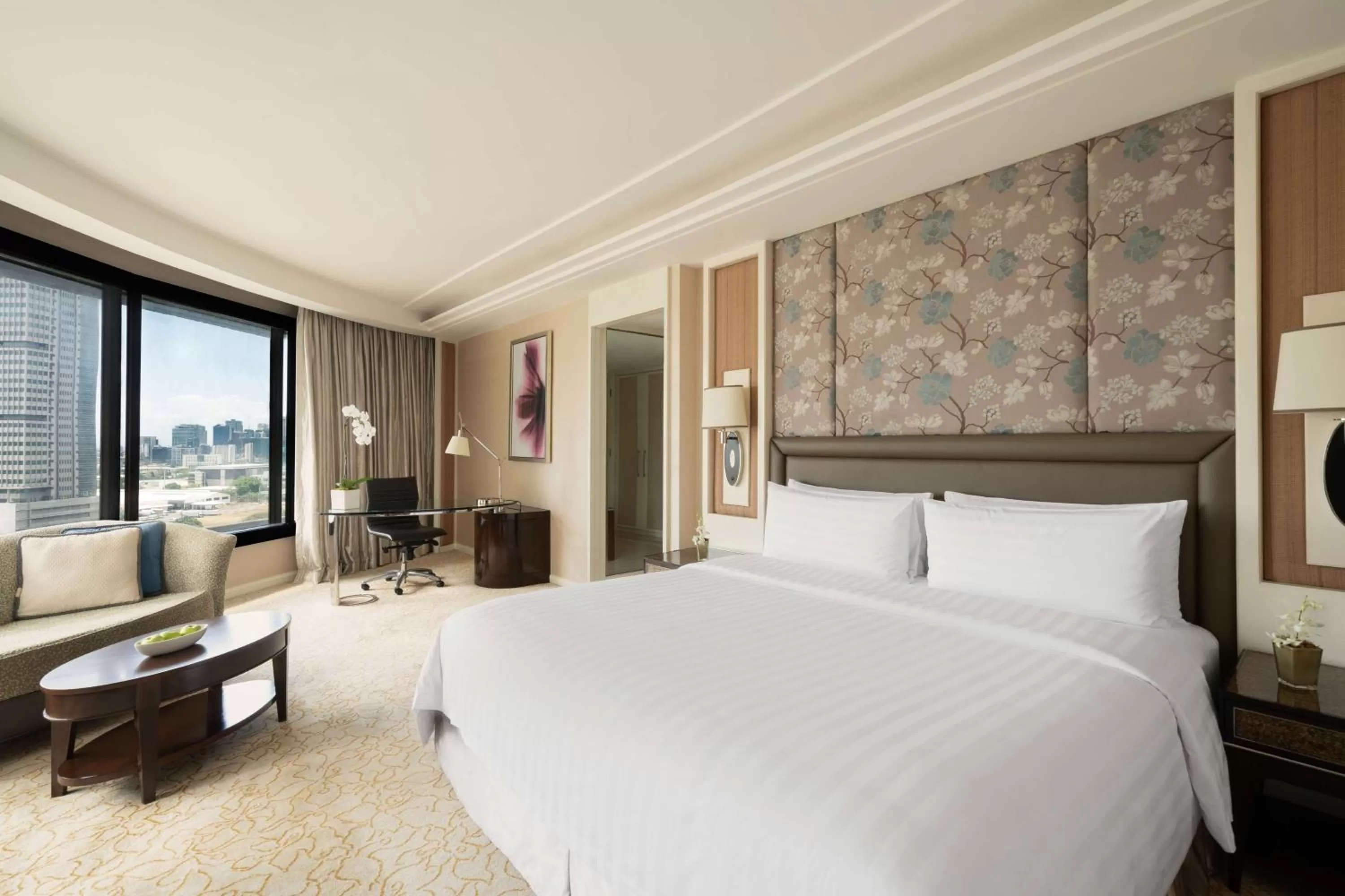 Bedroom, Bed in Edsa Shangri-La, Manila