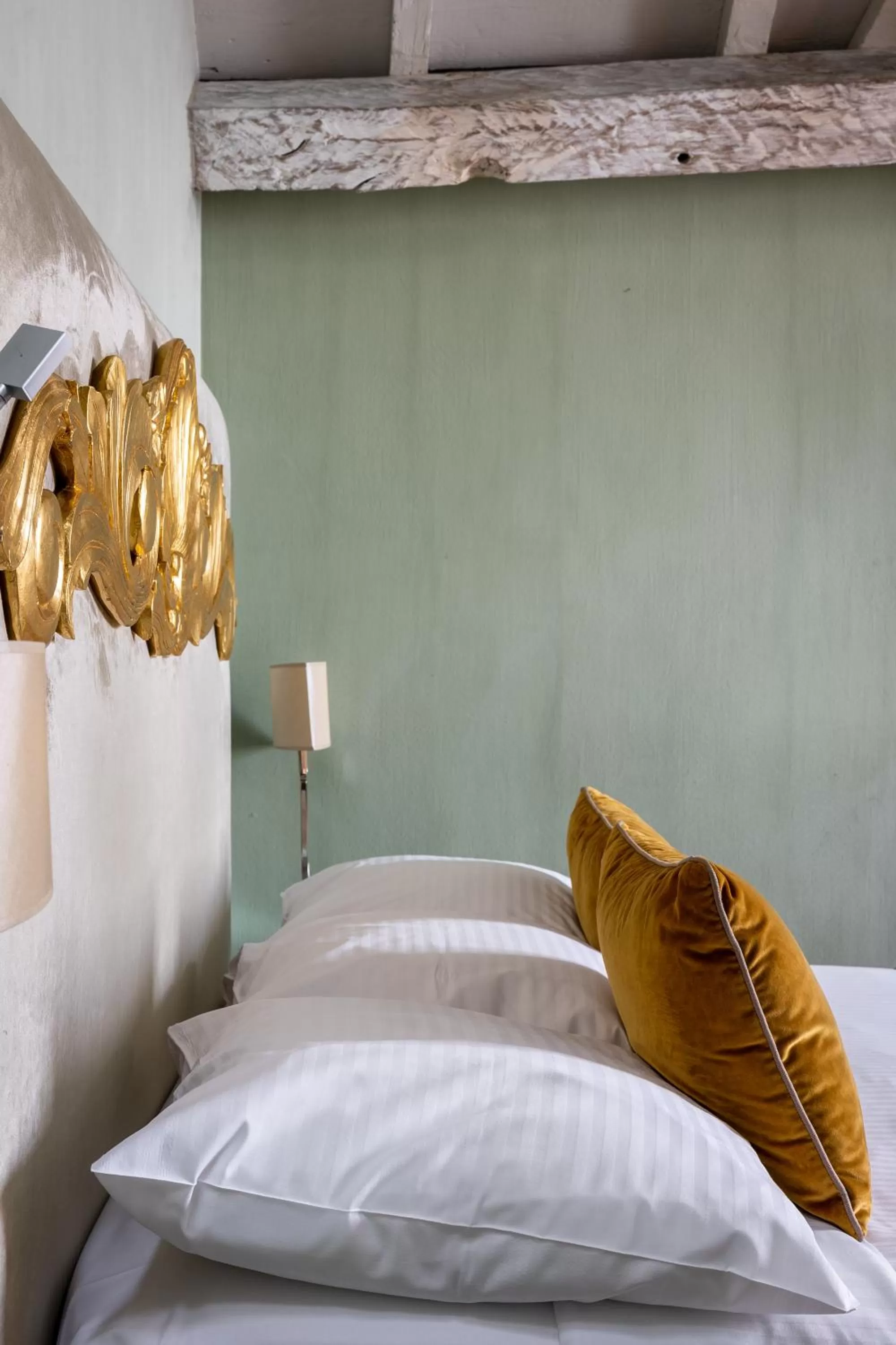 Bed in Hotel Le Place d'Armes - Relais & Châteaux