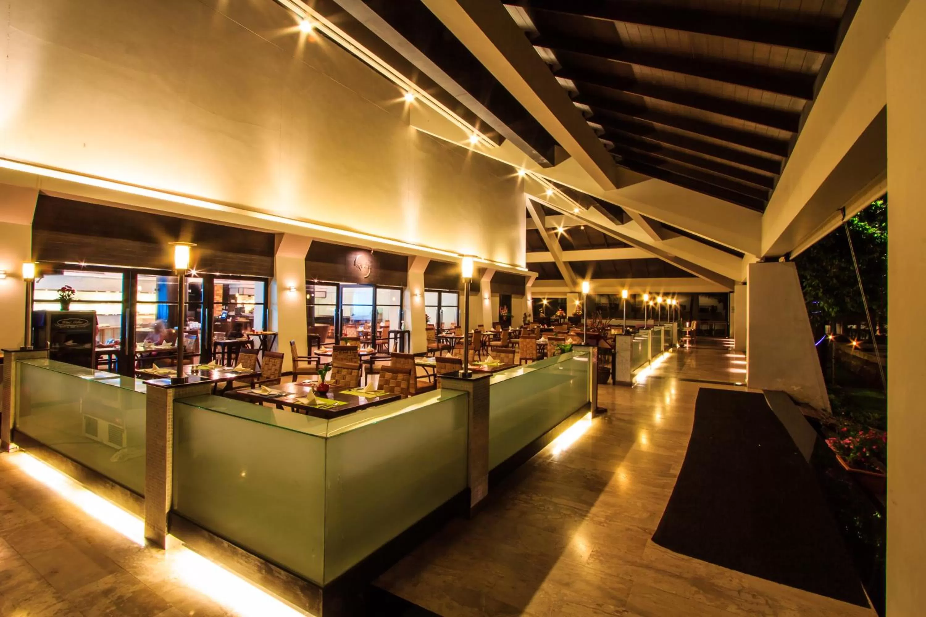 Restaurant/places to eat in The Nouveau Chumphon Beach Resort And Golf