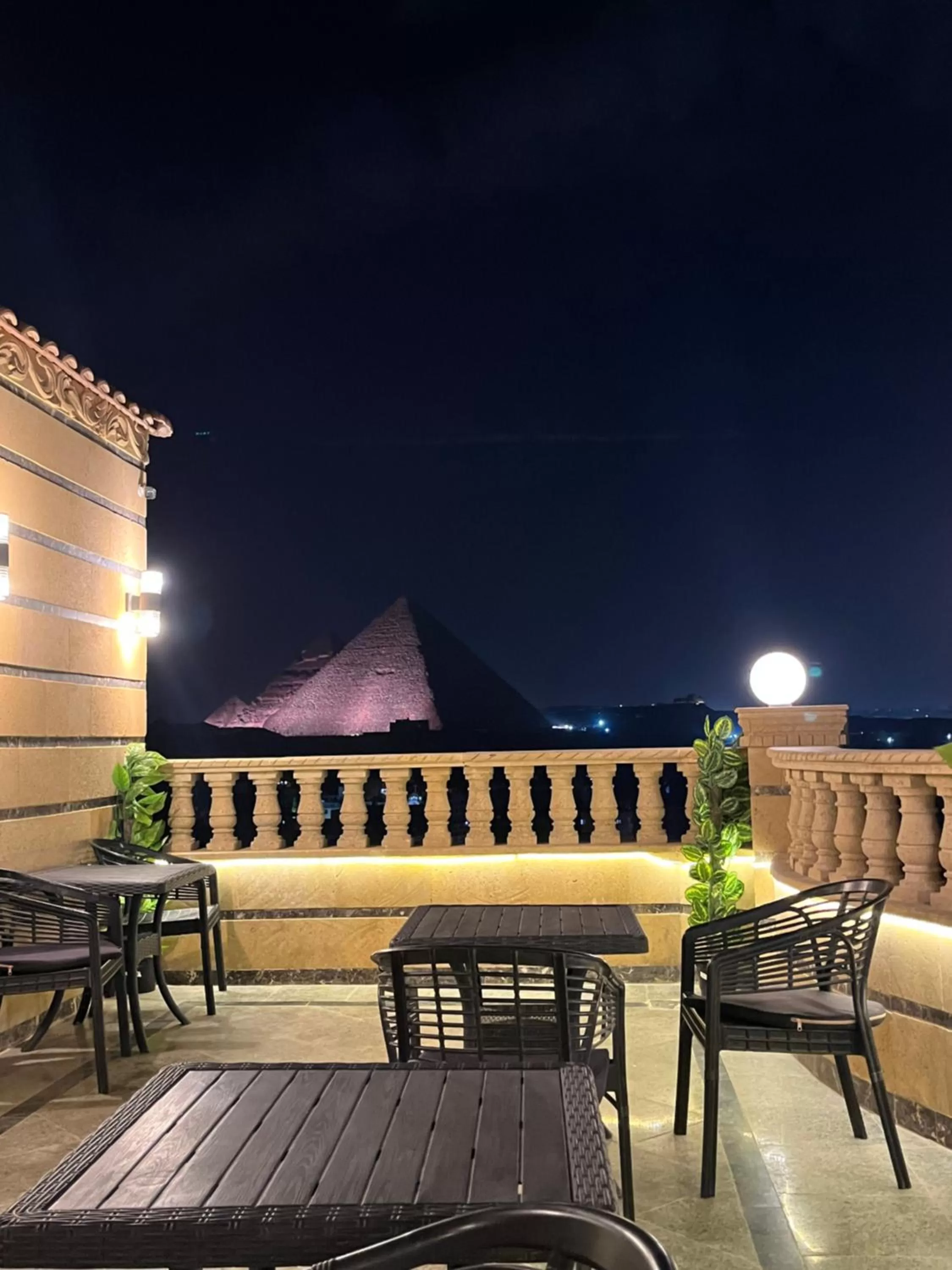 Restaurant/places to eat, Balcony/Terrace in Crowne Pyramids view inn