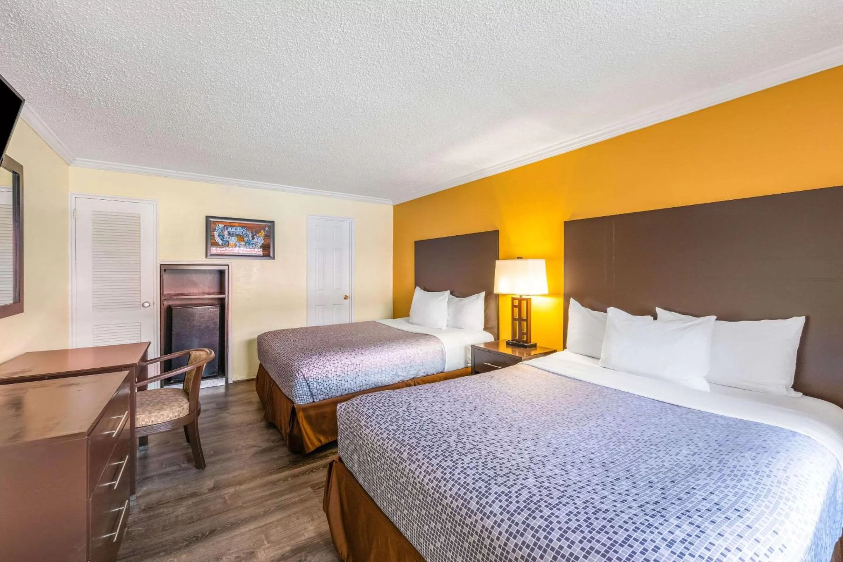 Photo of the whole room, Bed in Econo Lodge Beach and Boardwalk