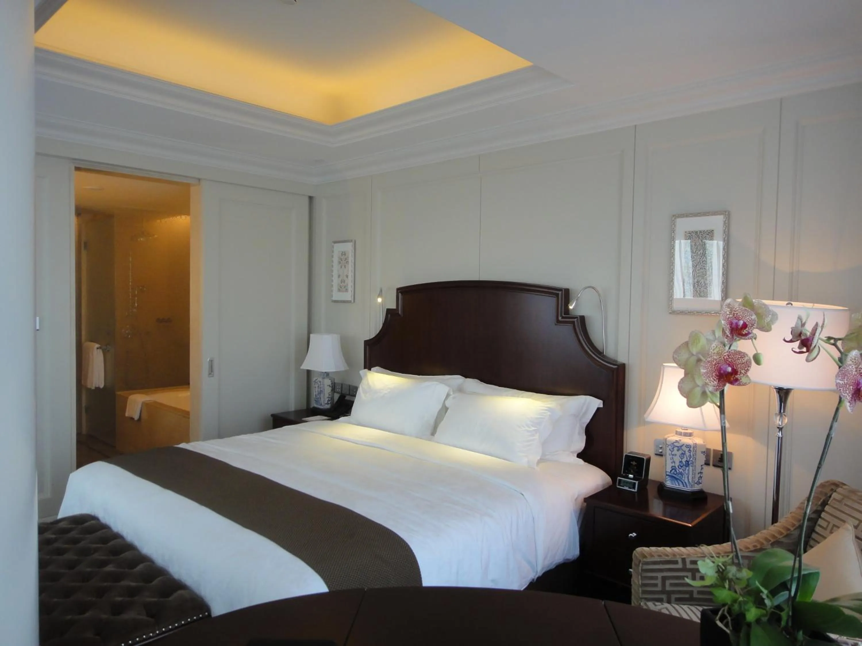 Bedroom, Bed in The Langham, Shenzhen