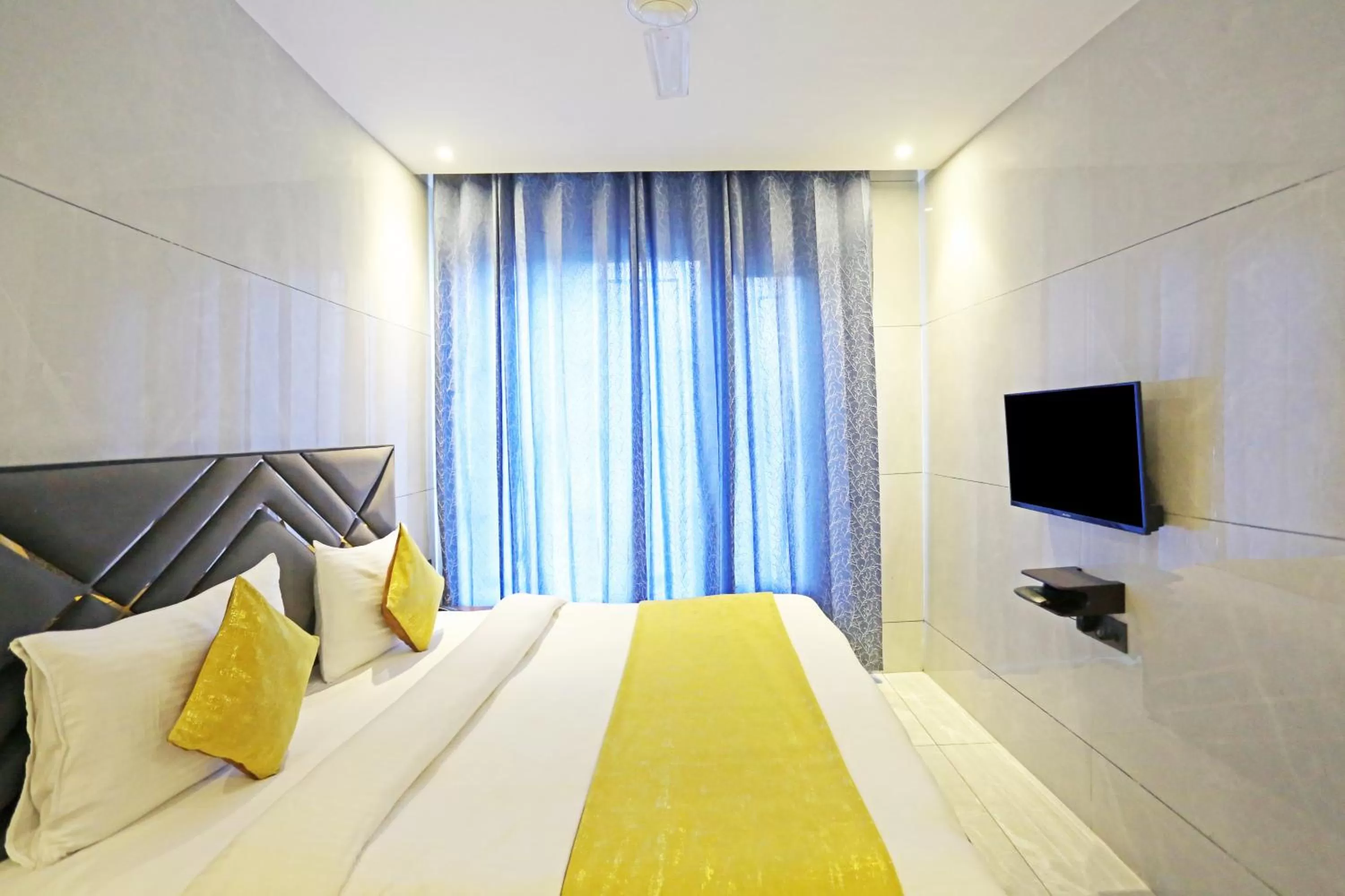 Communal lounge/ TV room, Bed in Frankstay By Hotel Preet in 05 mints walking Distance Nizamuddin Railway Station