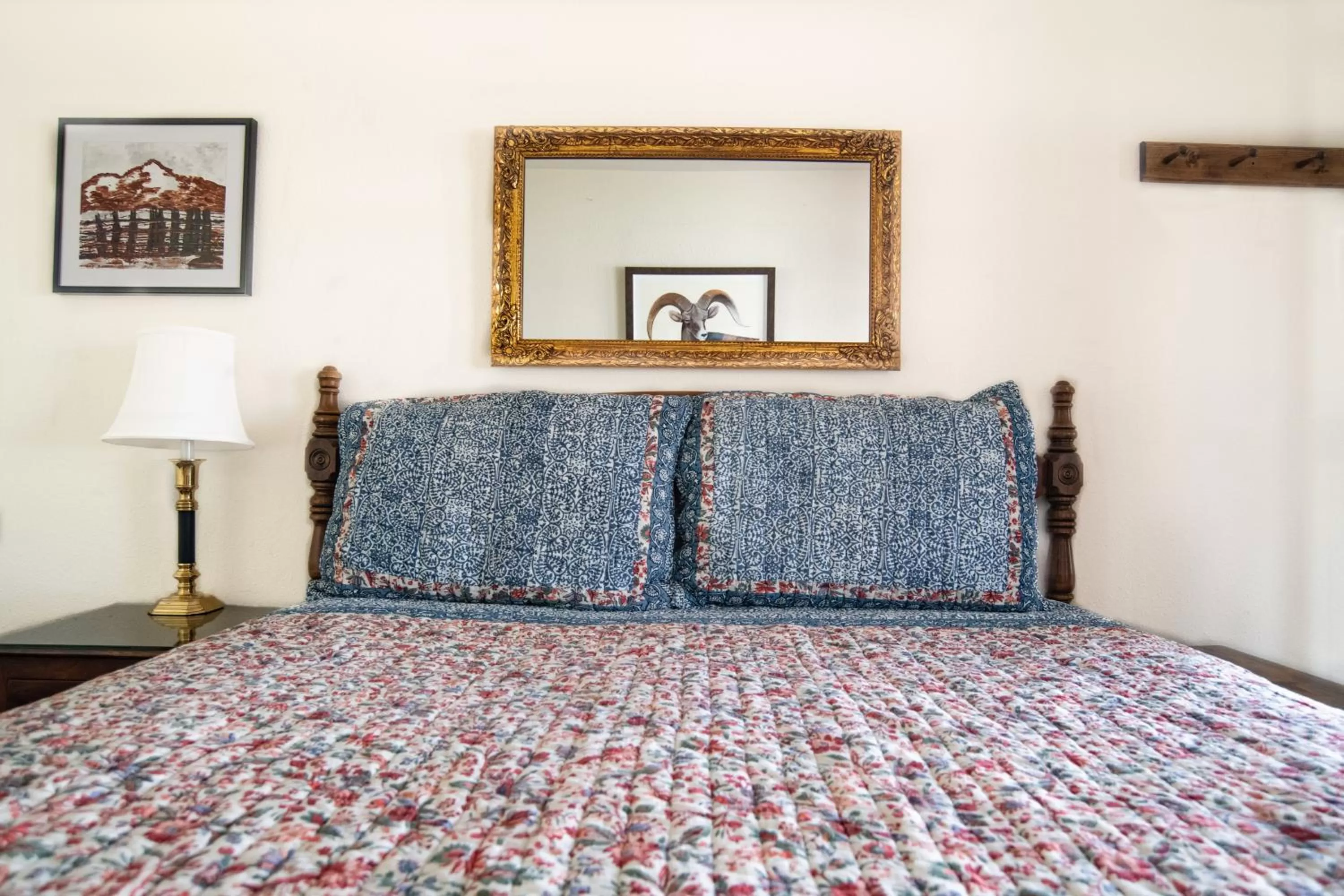 Bed in Mt Williamson Motel and Basecamp