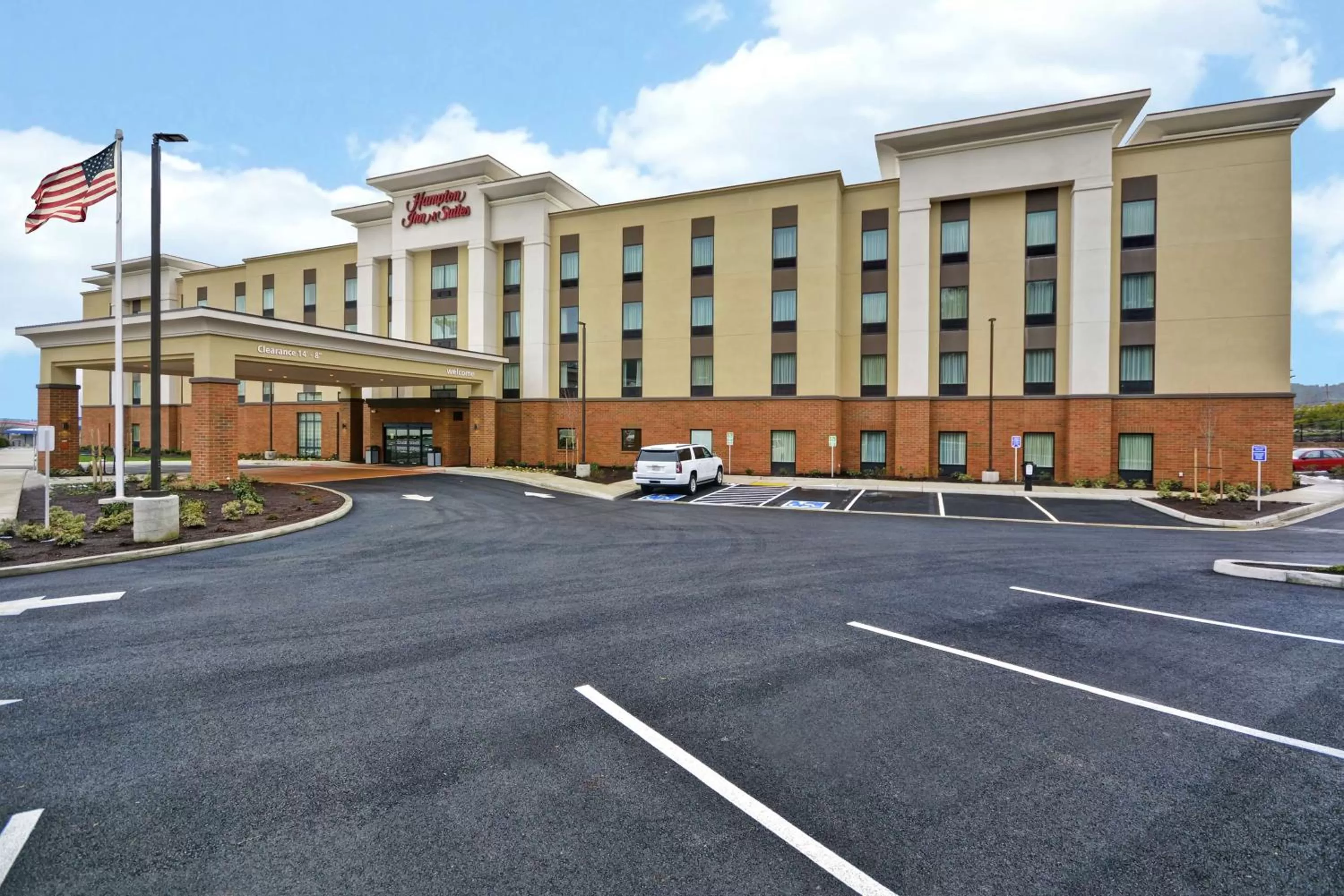 Property building in Hampton Inn & Suites Grants Pass