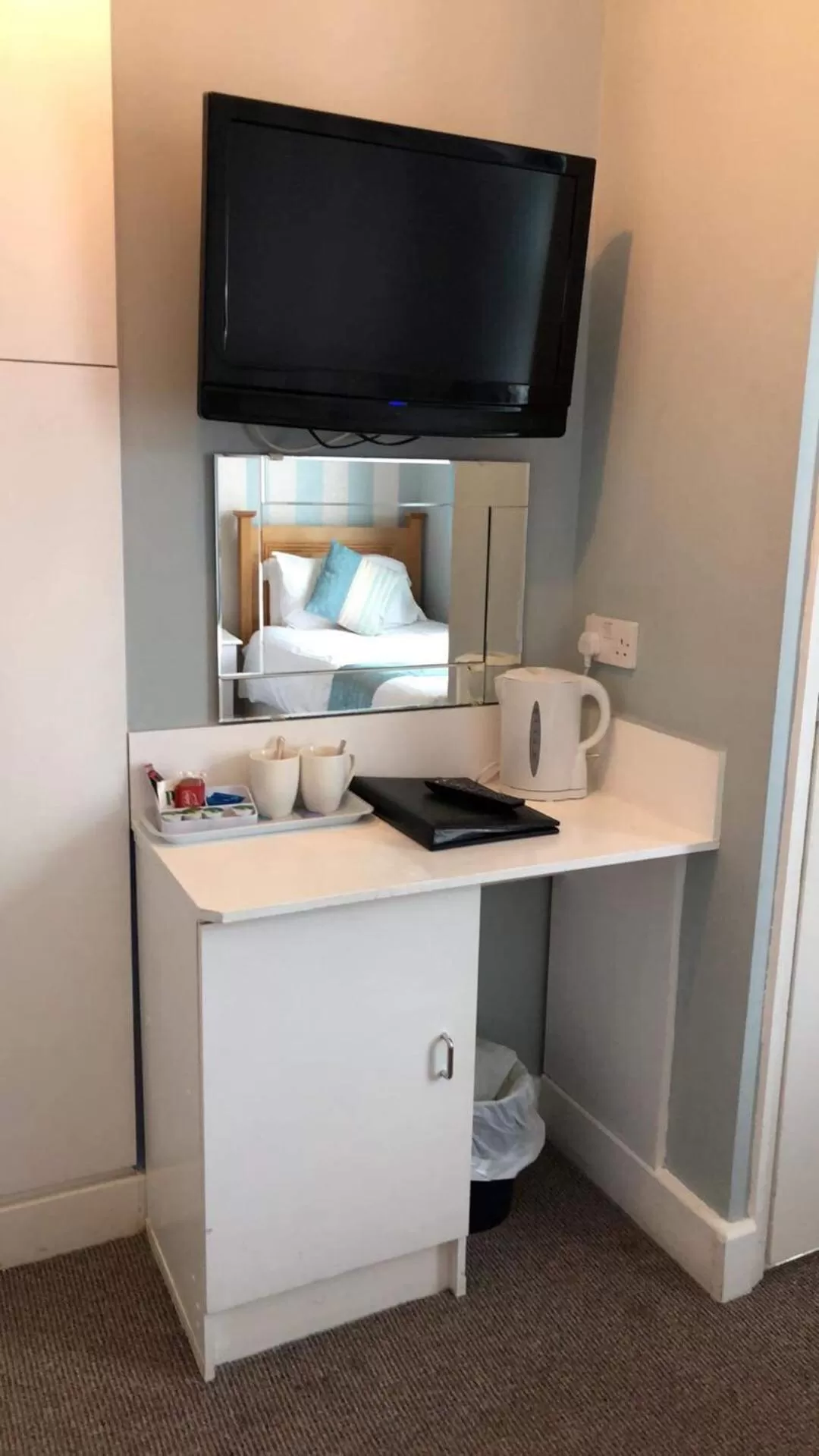 Standard Twin Room in Gable End Hotel