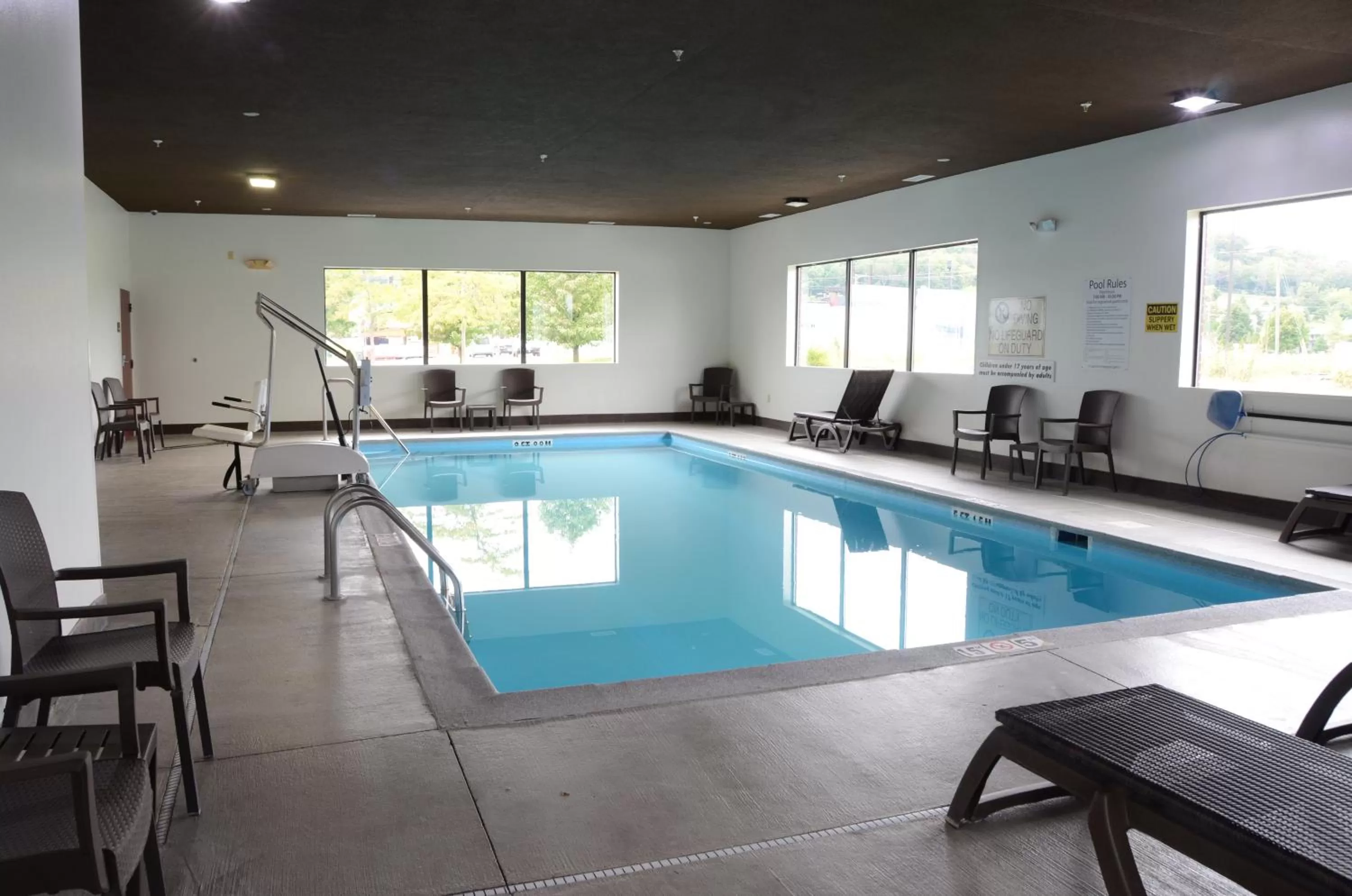 Swimming pool in Comfort Inn & Suites Cave City