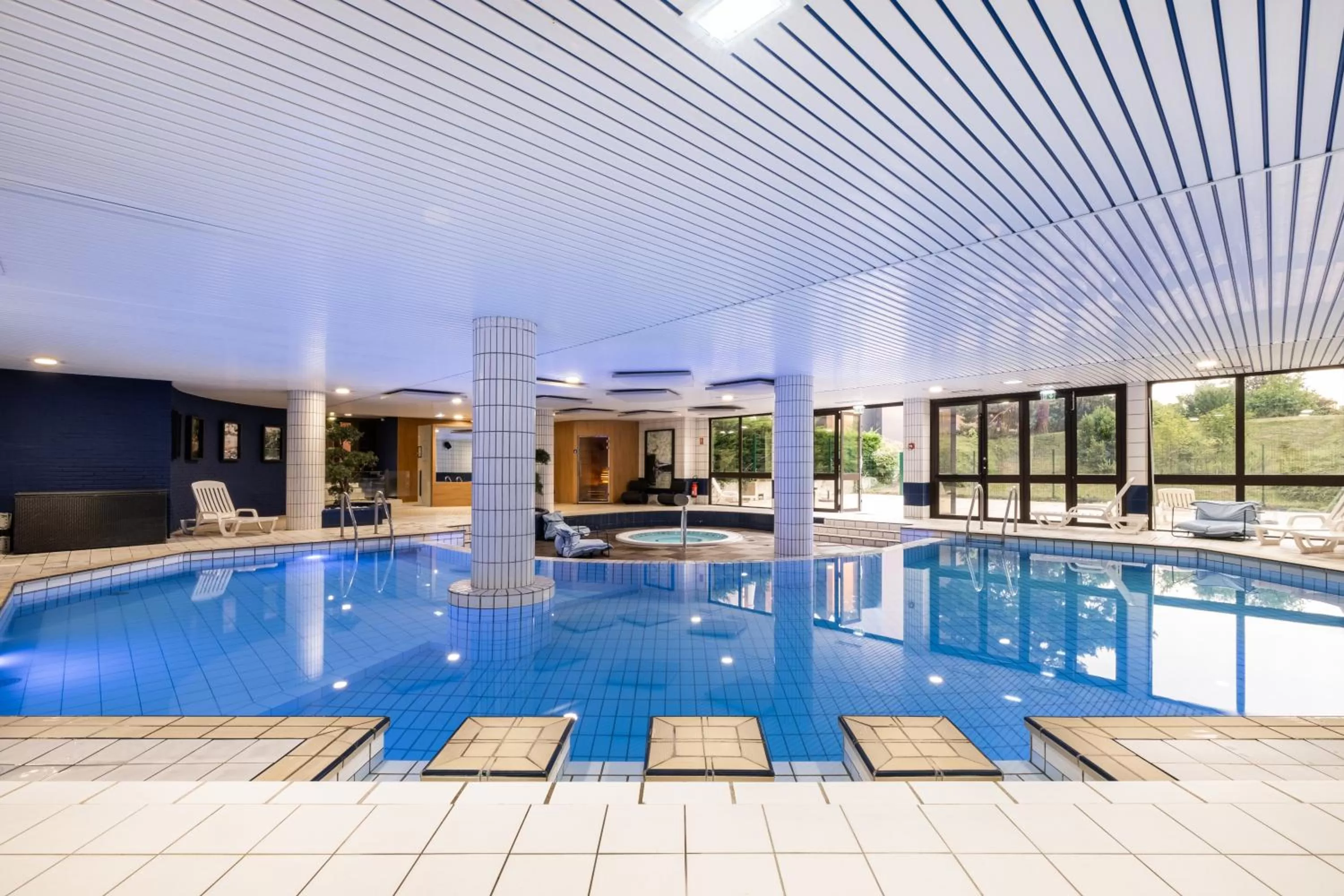 Swimming pool in Mercure Tours Sud