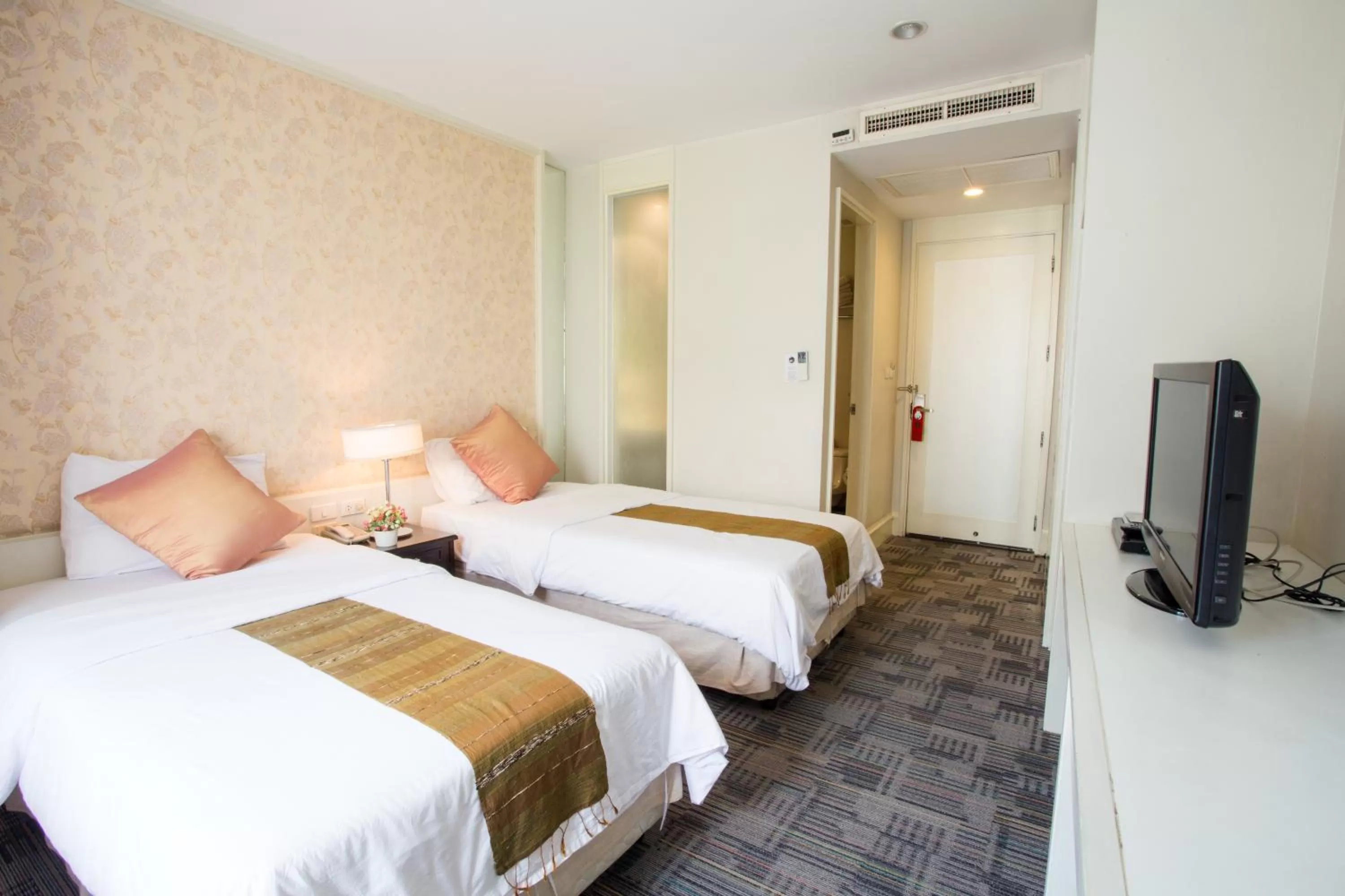 Photo of the whole room, Bed in Aphrodite Inn Bangkok