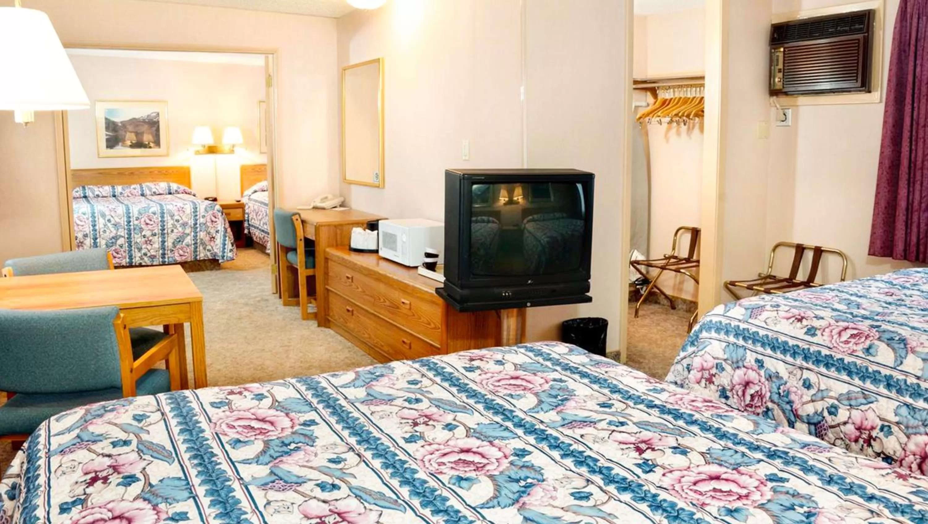 Photo of the whole room, Bed in Ruby Inn Bridgeport