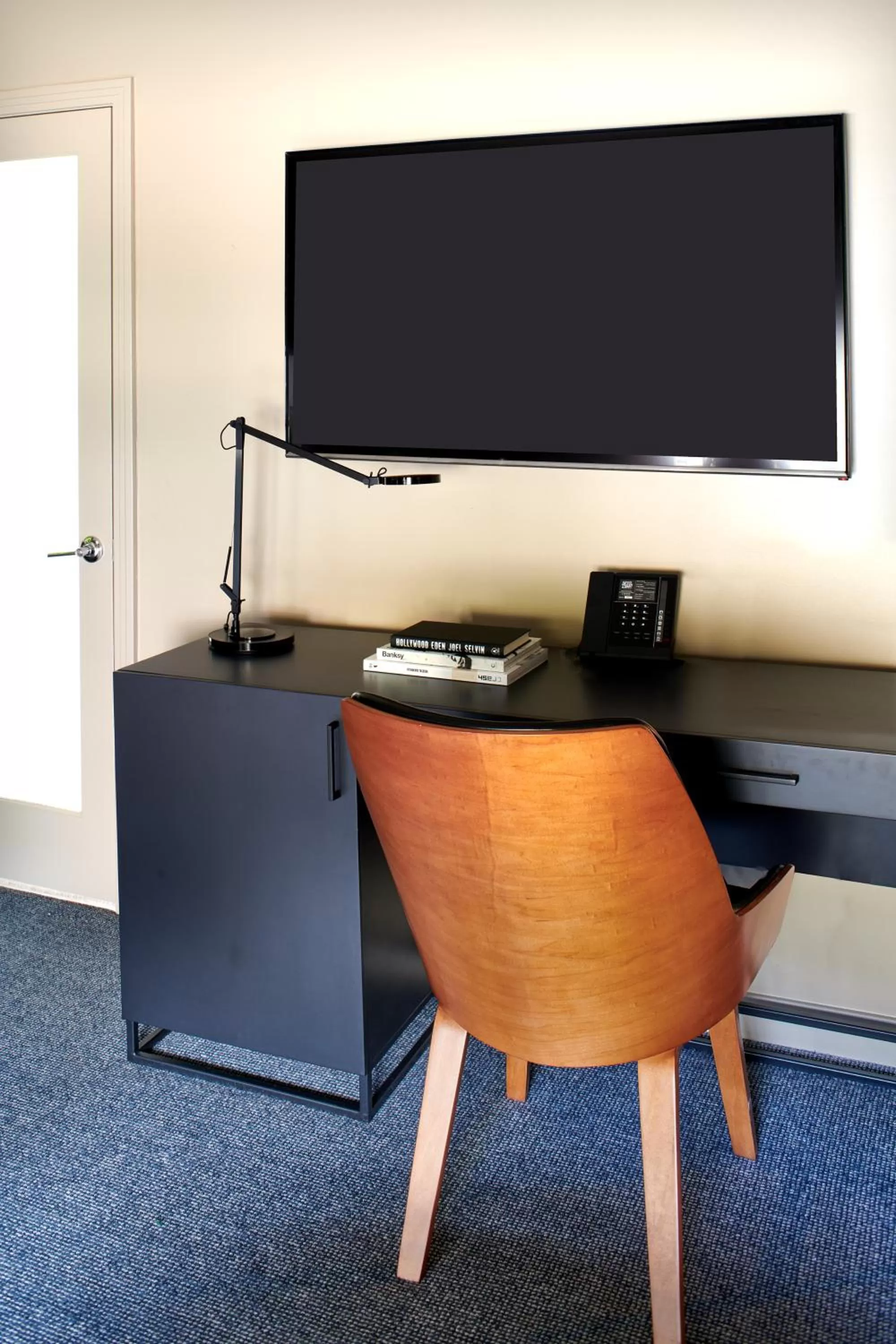 TV and multimedia in Hotel Ziggy On Sunset