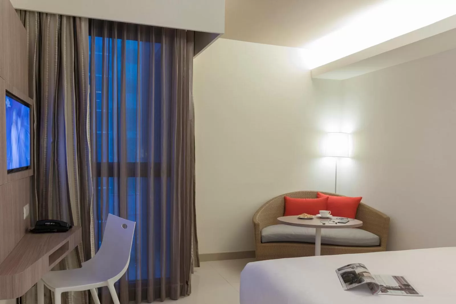 Seating area, Bed in Travelodge Pattaya