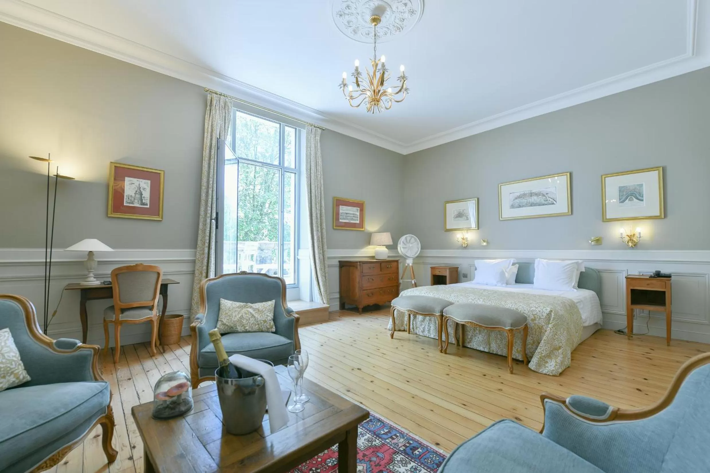 Photo of the whole room, Bed in Château Grattequina Hôtel