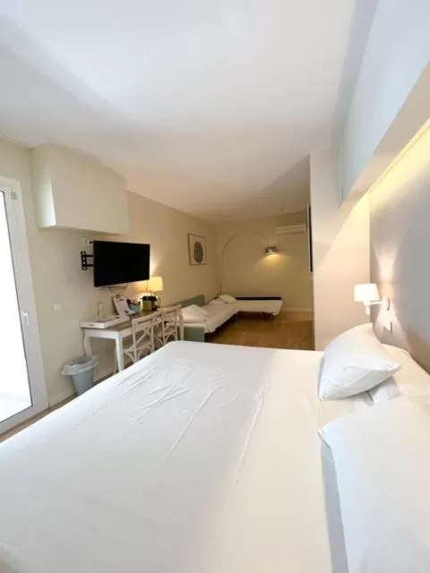 Shower, Bed in Hotel & Apartaments Thalassa Sport & Wellness