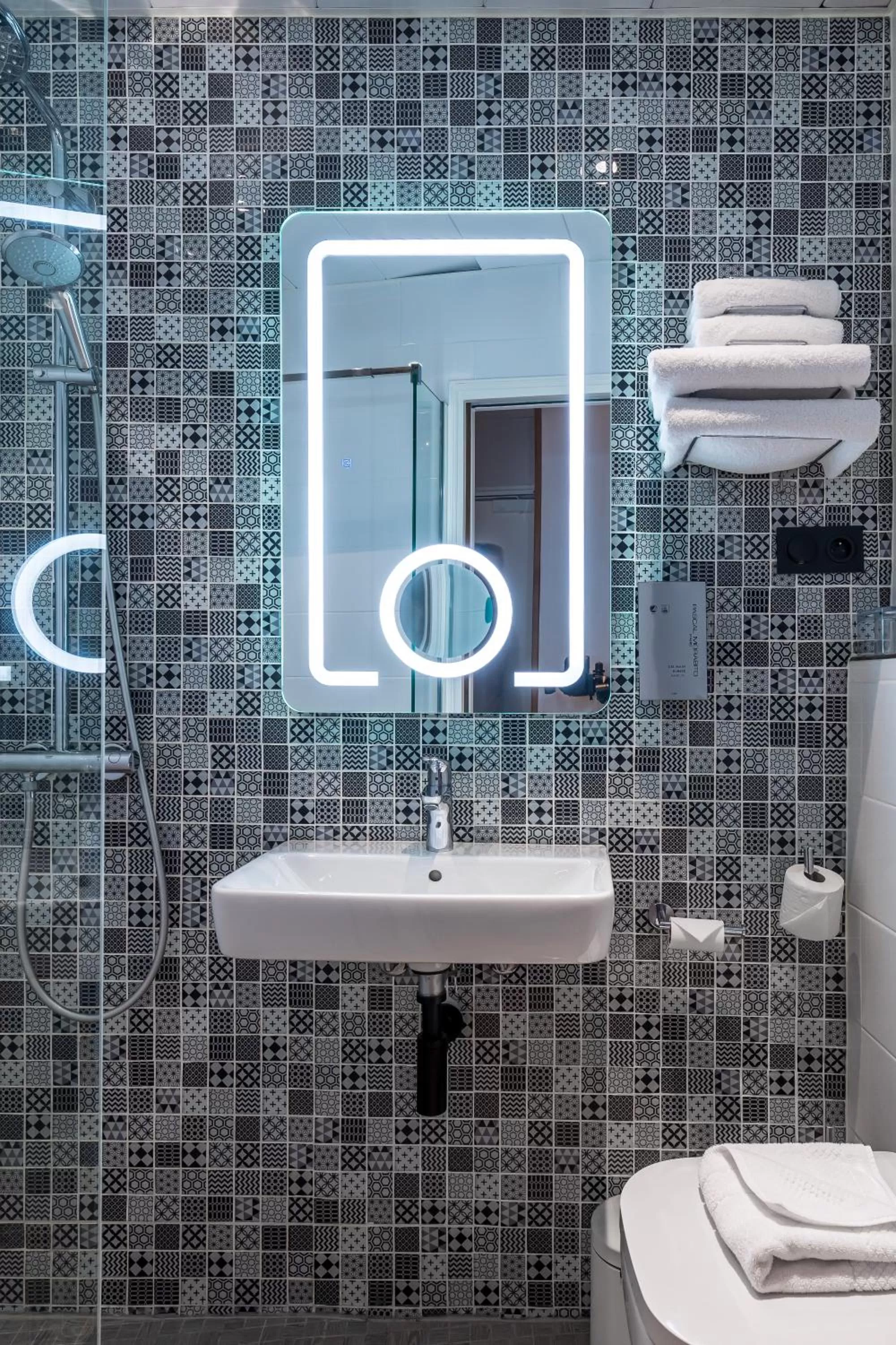 Shower in Hôtel de Bellevue Paris Gare du Nord