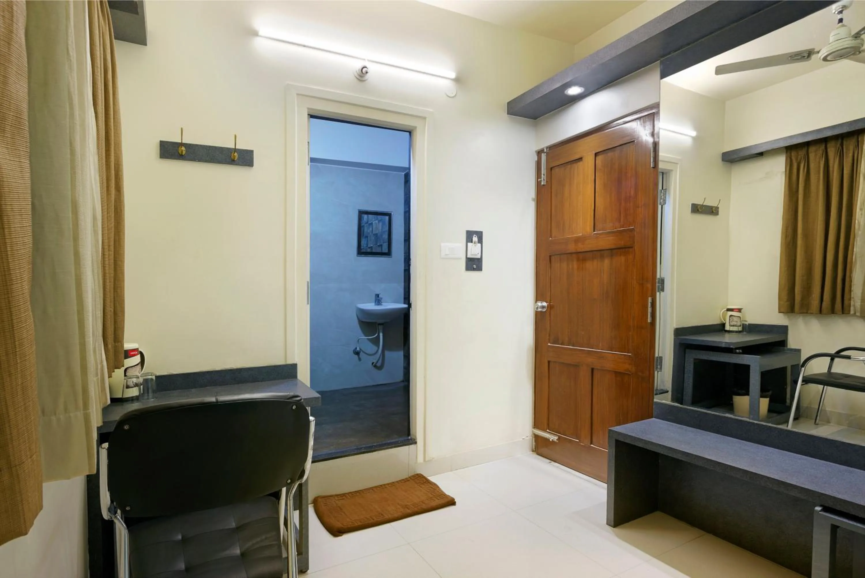 Bathroom, Bed in Mannars Deluxe Lodge