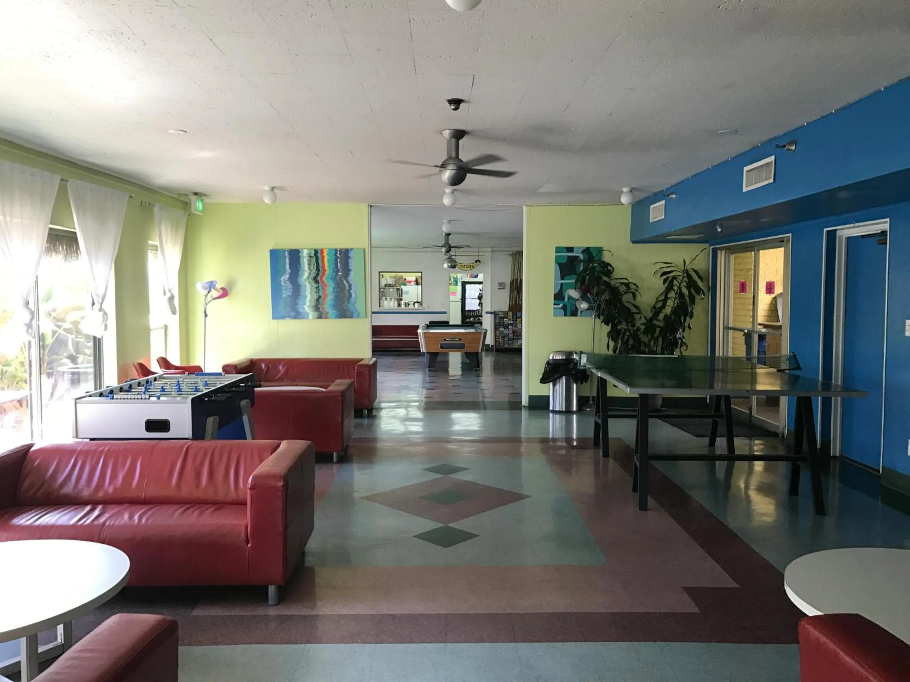 Communal lounge/ TV room in Banana Bungalow West Hollywood Hotel & Hostel