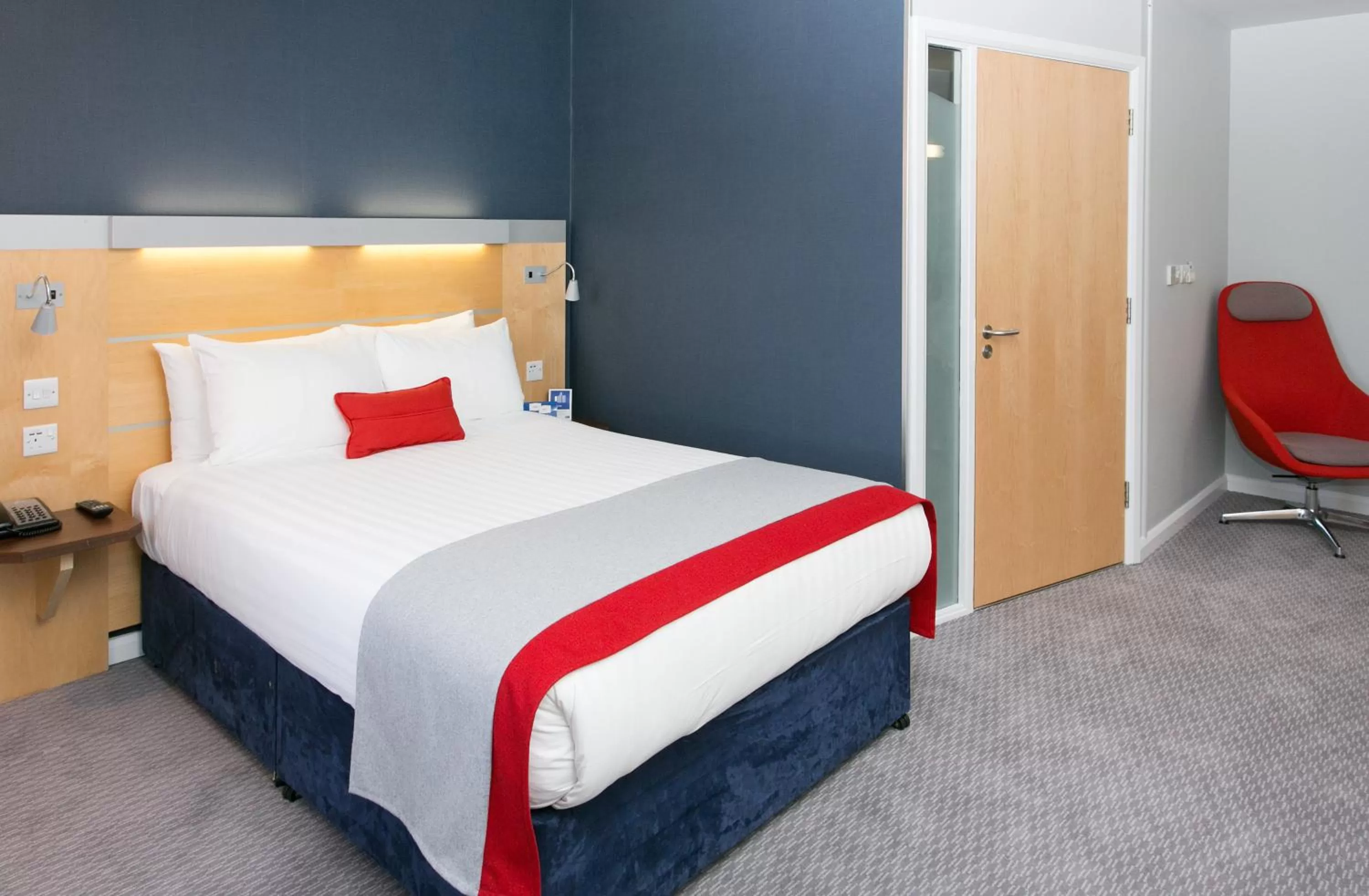 Bed in Holiday Inn Express Antrim by IHG