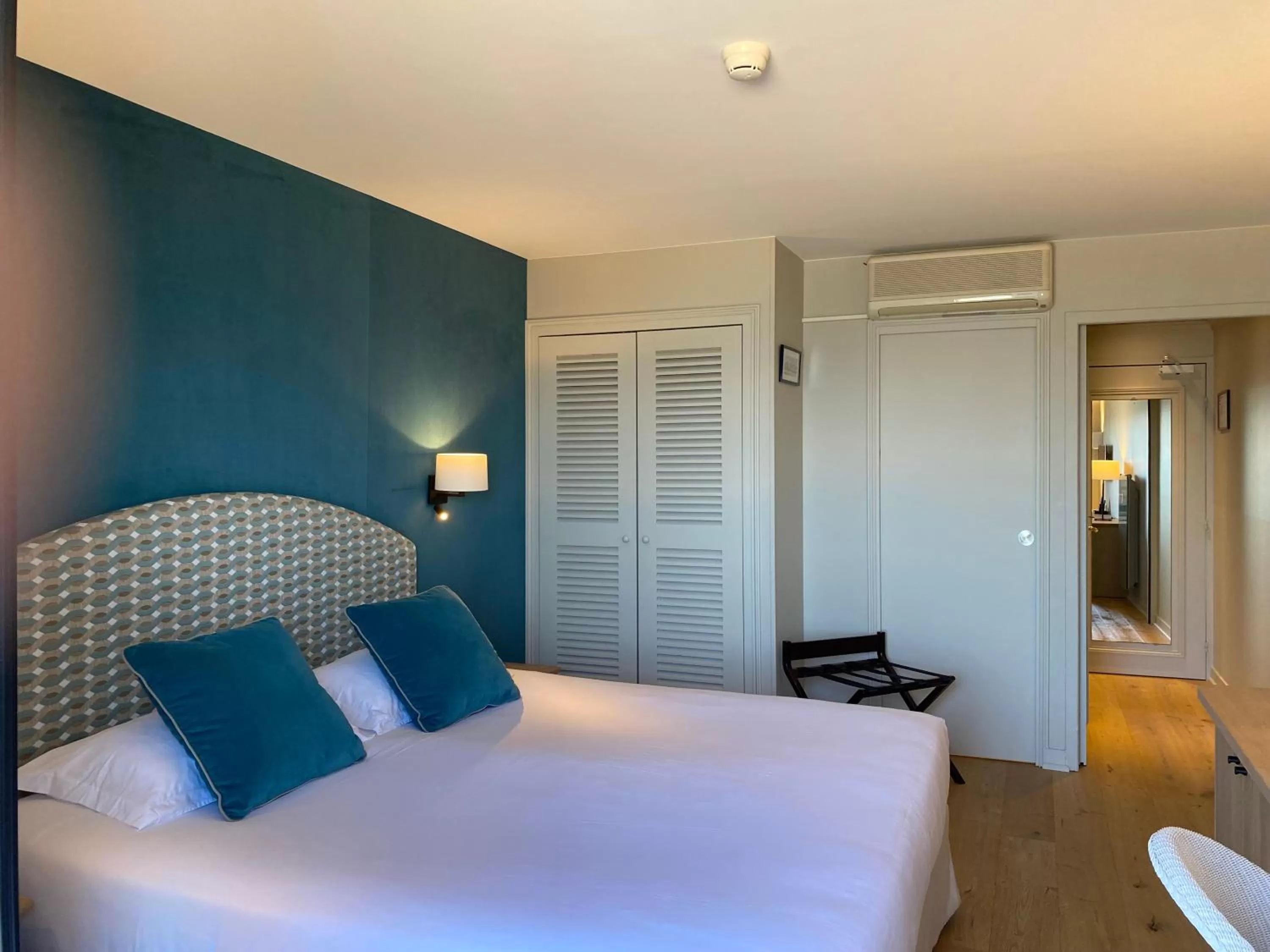 Bedroom, Bed in Hôtel de la Plage - Saint Jean de Luz