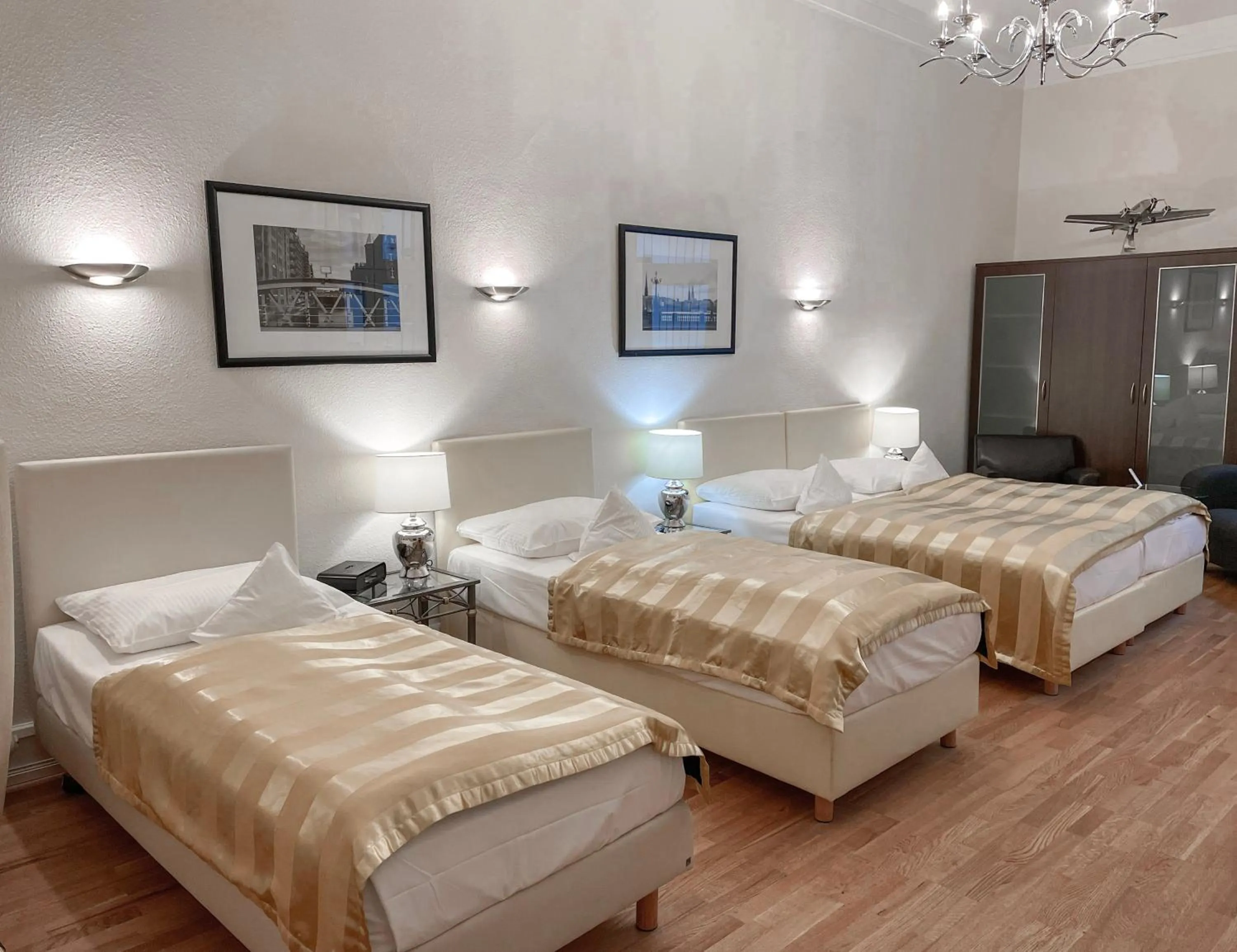 Photo of the whole room, Bed in Hotel Wagner im Dammtorpalais