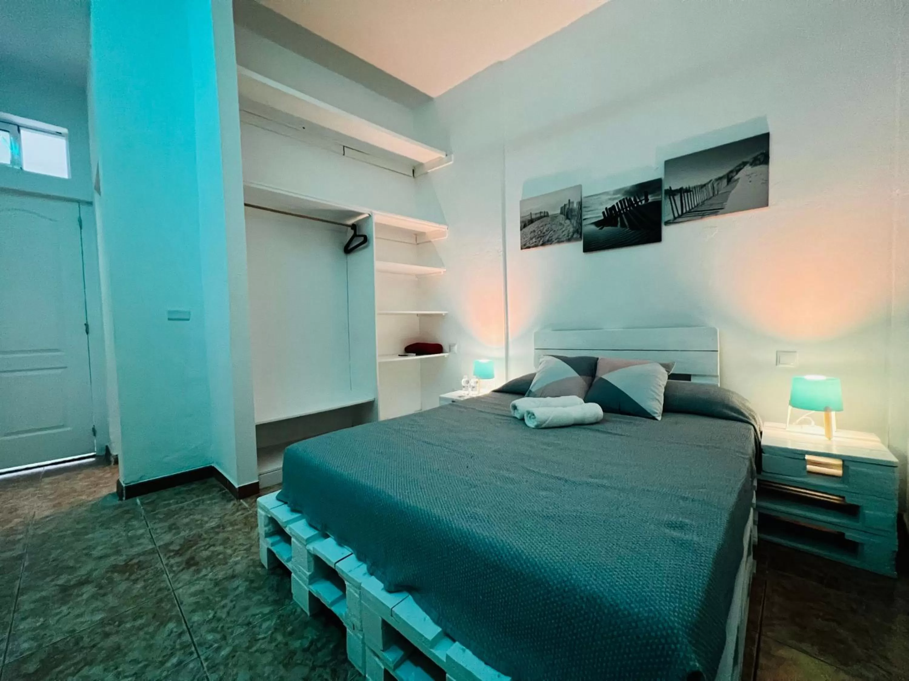 Photo of the whole room, Bed in El jardin de Iris