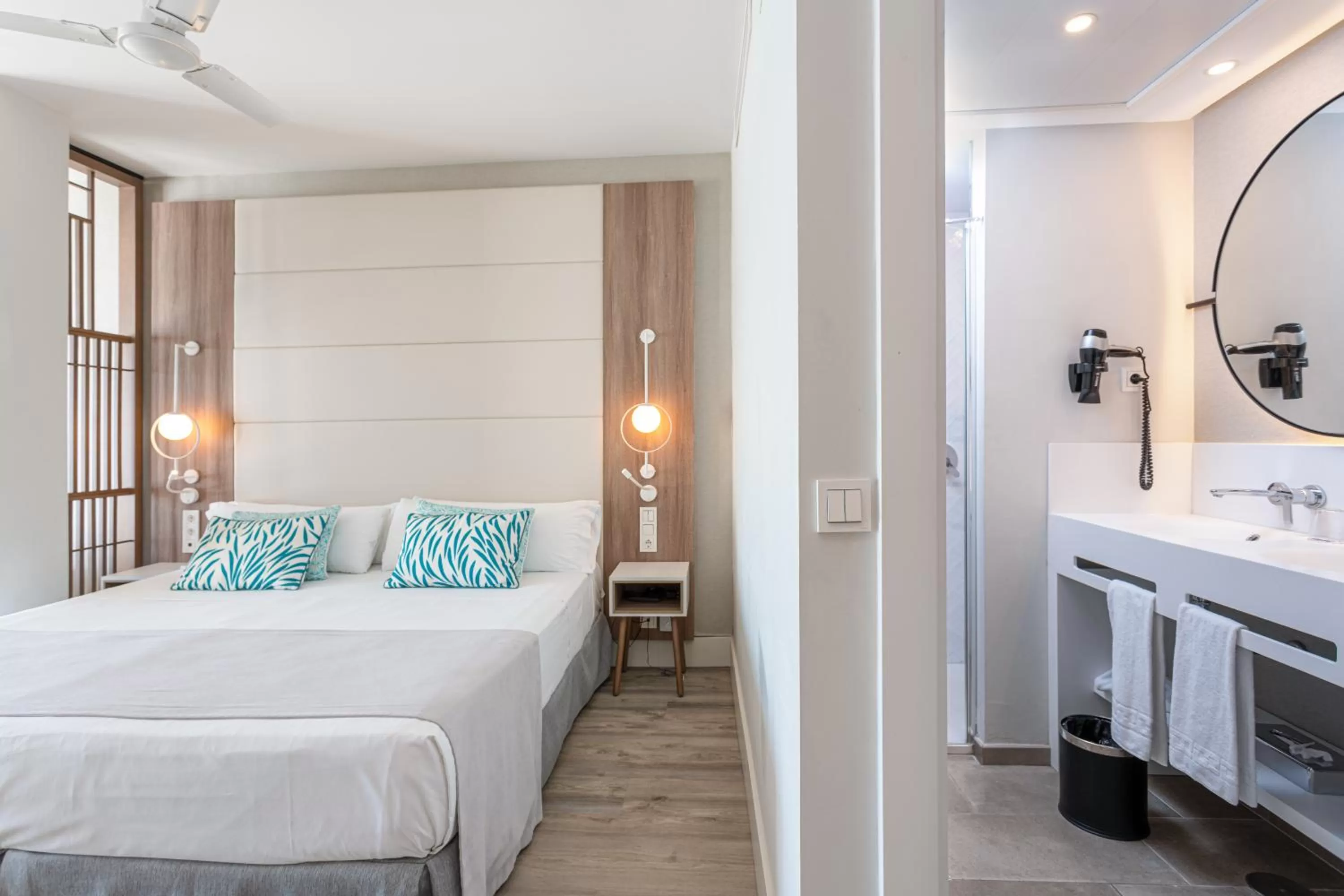 Bathroom, Bed in Hotel Benalma Costa del Sol