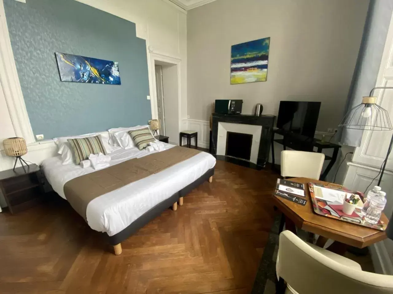 Double Room with Lake View in Hôtel Particulier CHÂTEAU DES MARAIS Proximité et vue sur le Lac de Grand lieu Double Room with Lake View in Hôtel Particulier CHÂTEAU DES MARAIS Proximité et vue sur le Lac de Grand lieu