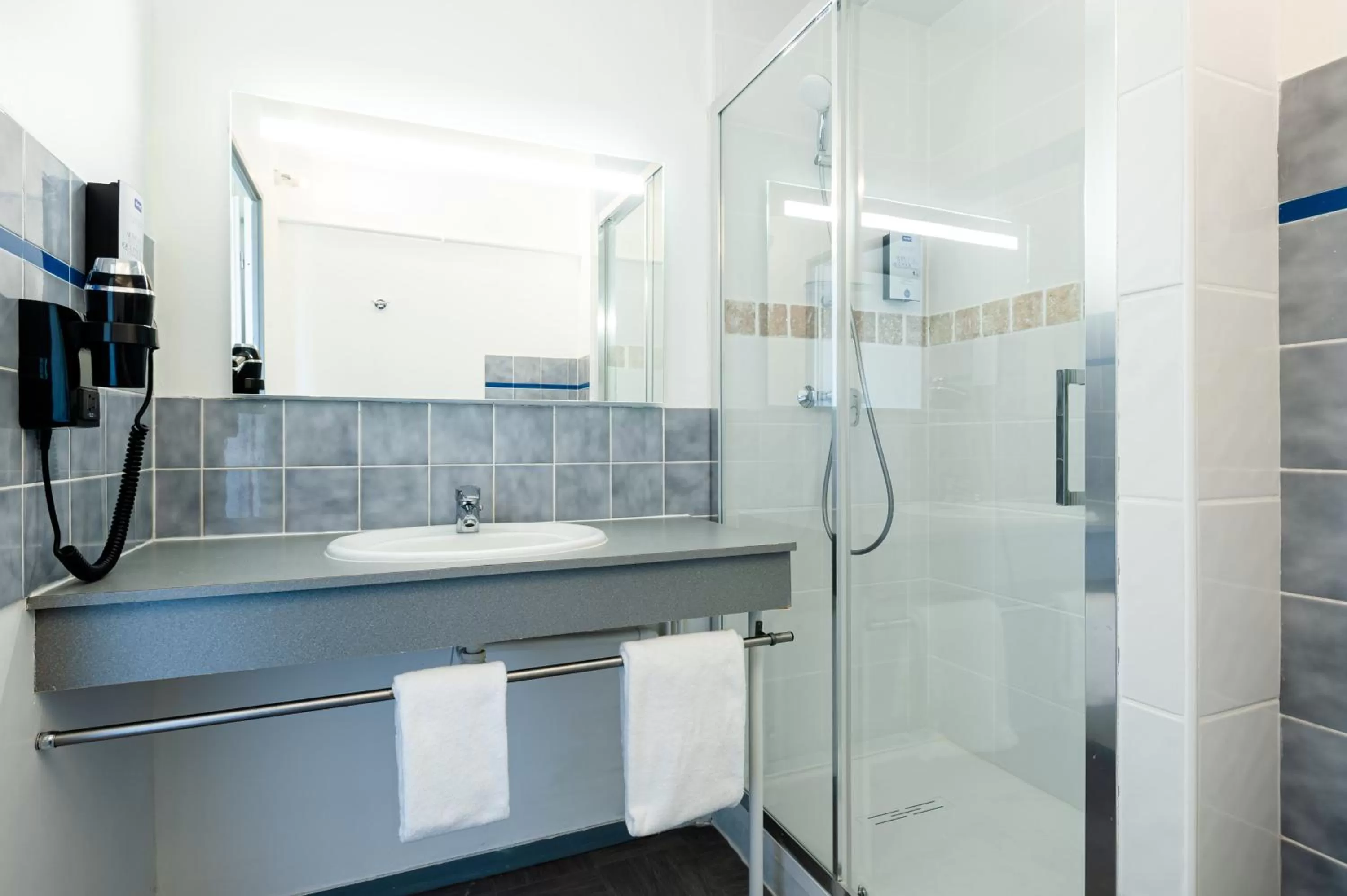 Bathroom in Kyriad Nuits Saint Georges Dijon Sud