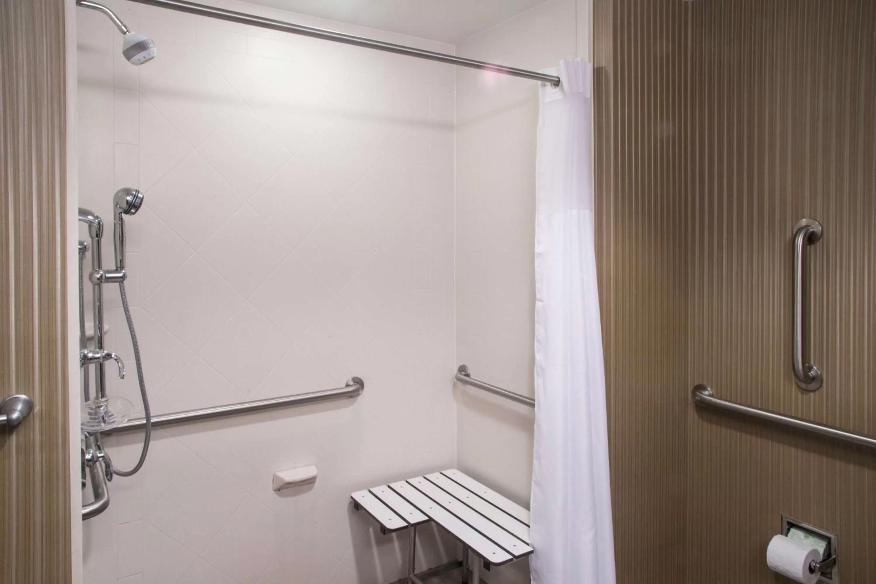 Bathroom in Hampton Inn Oxford/Conference Center