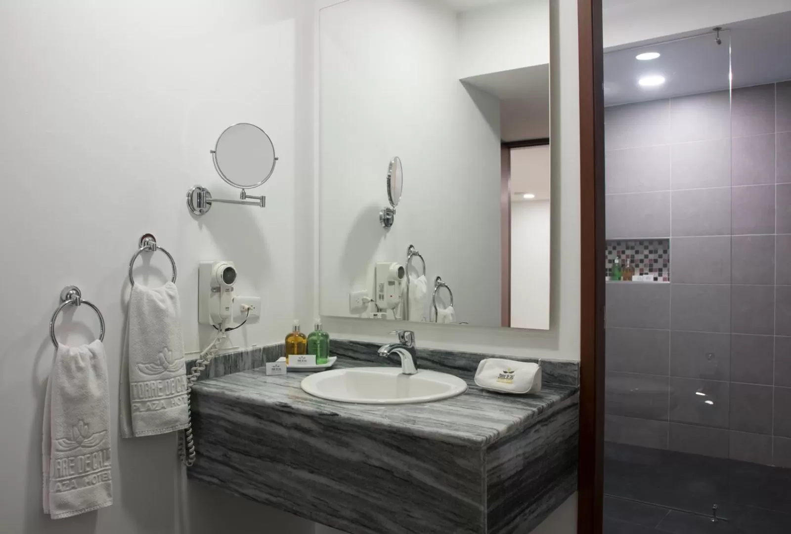 Bathroom in Torre de Cali Plaza Hotel