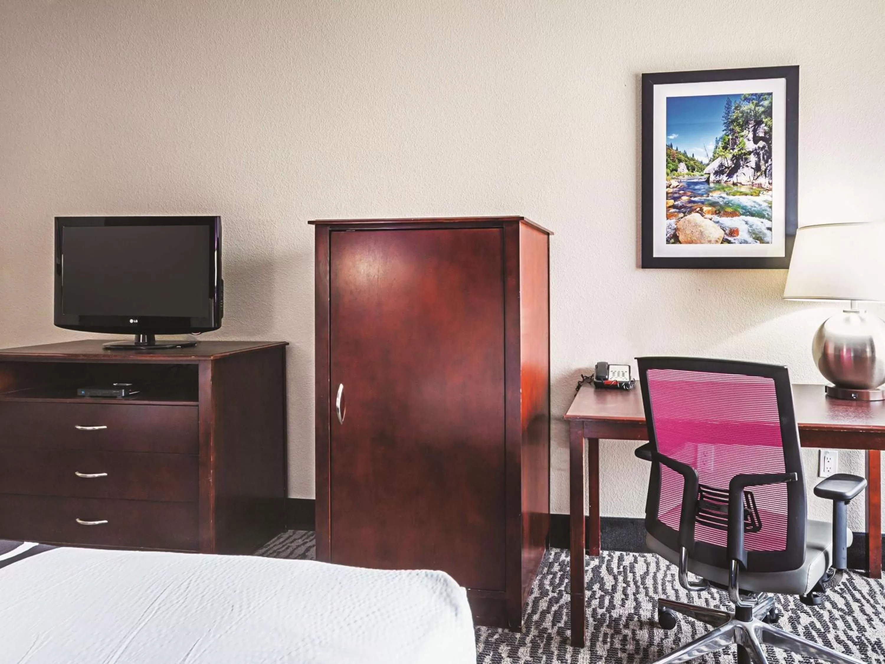 Photo of the whole room, Bed in La Quinta by Wyndham Fresno Northwest