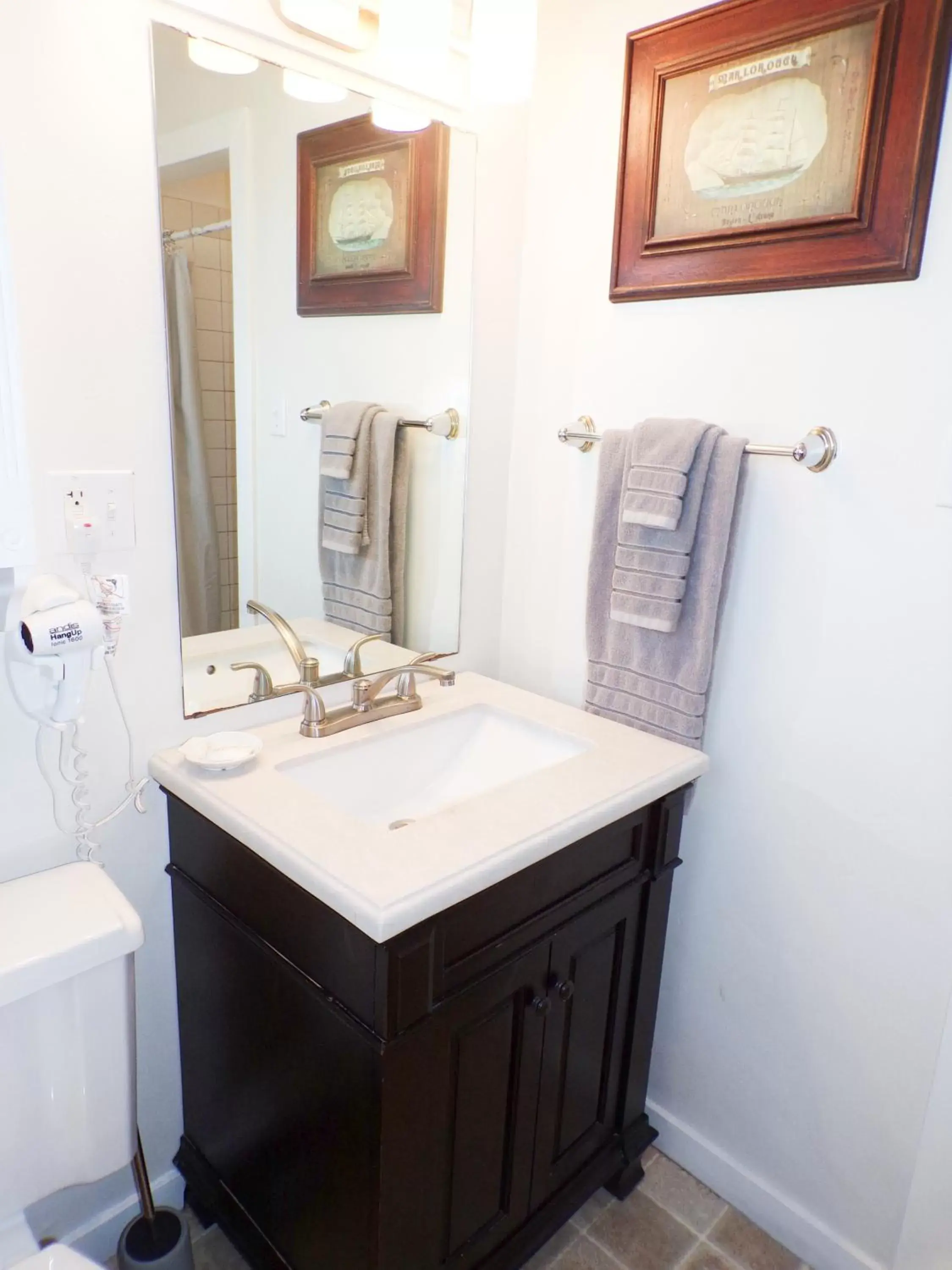 Family Room with Two Queen Beds - 1 in Shoreline Cottages Family Room with Two Queen Beds - 1 in Shoreline Cottages