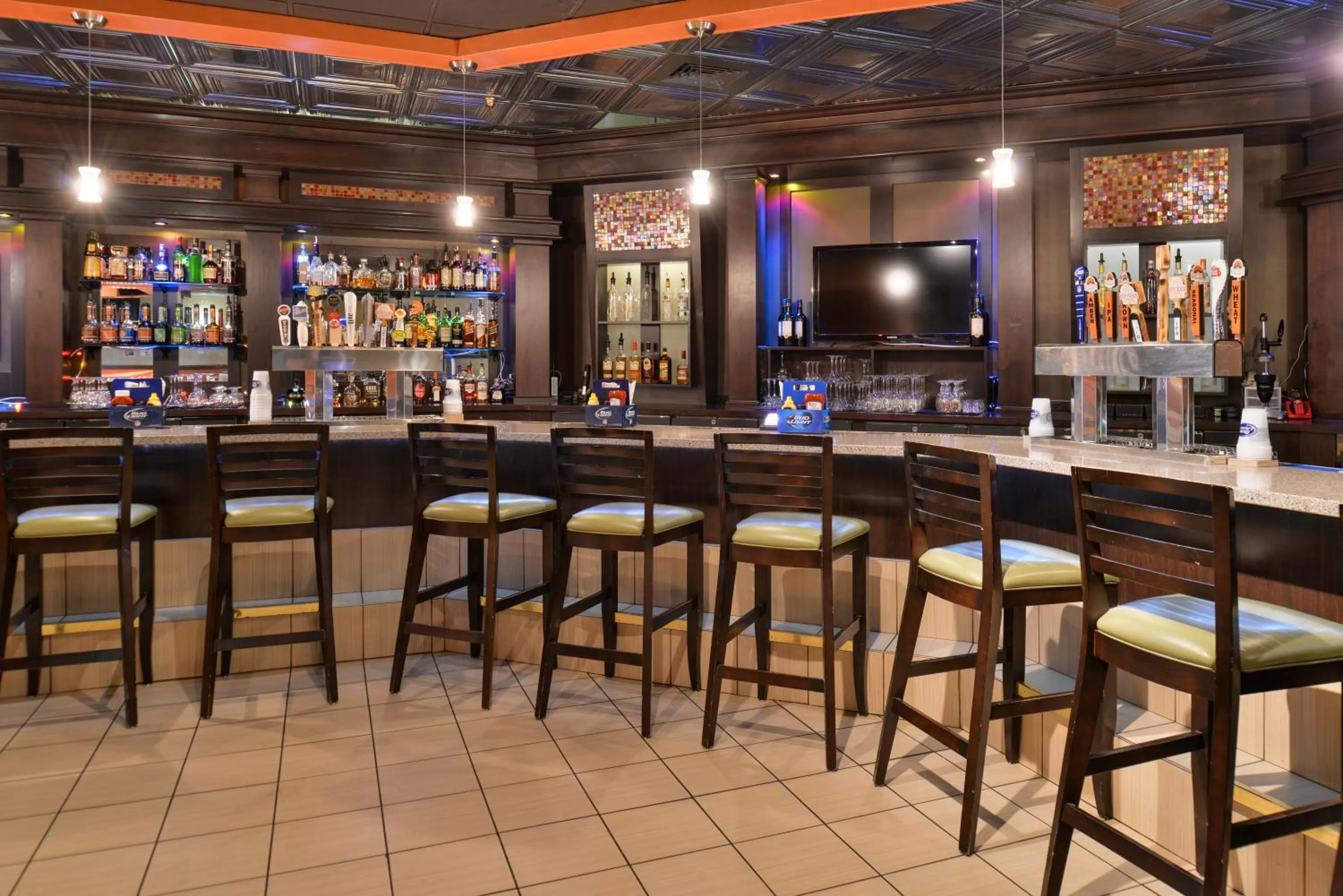 Lounge or bar in Ramada Plaza by Wyndham Sheridan Hotel & Convention Center