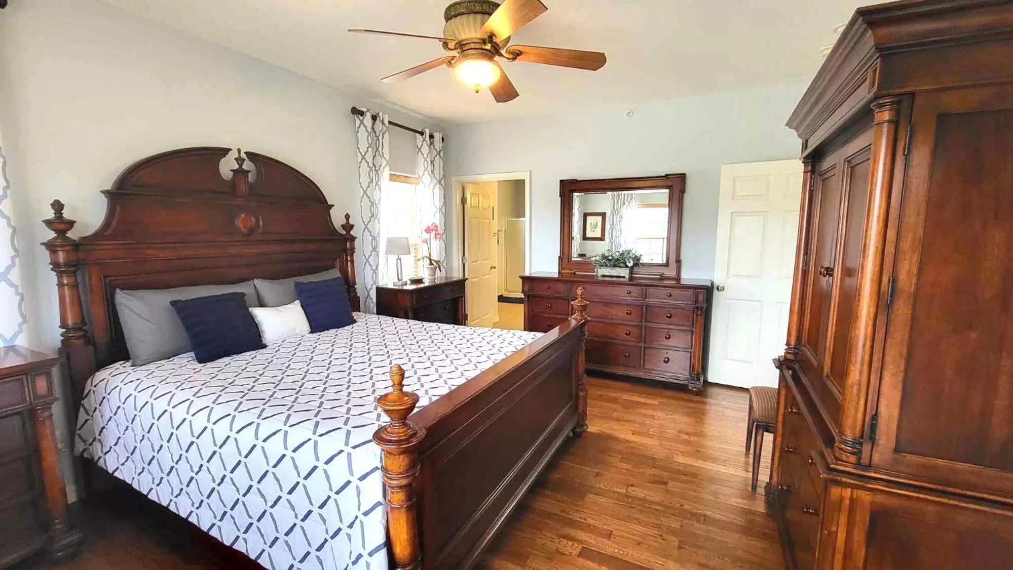 Bed in Rockwood Condos on Table Rock Lake With Boat Slips