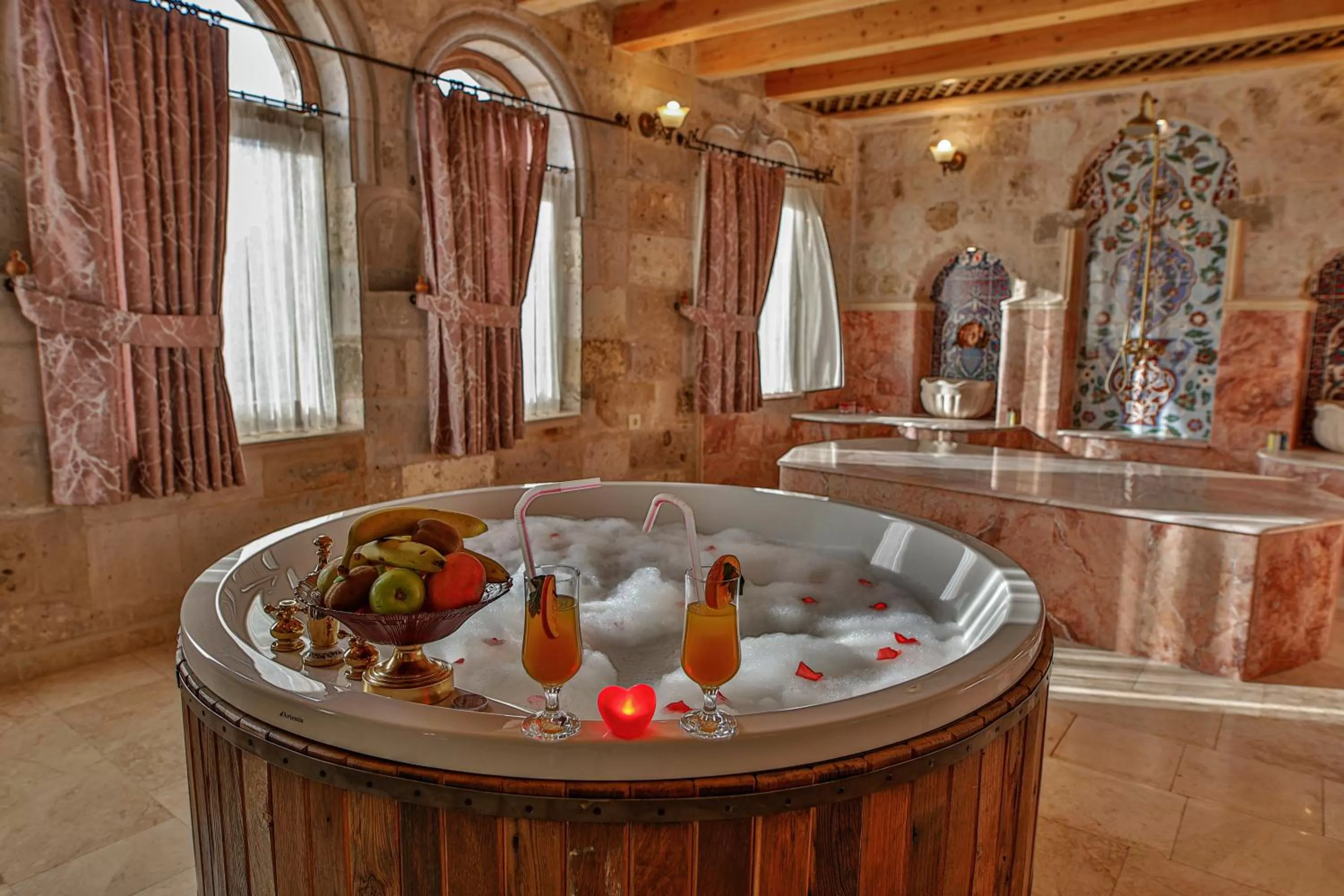 Hot Tub in Şah Saray Cave Suites Halal Hotel