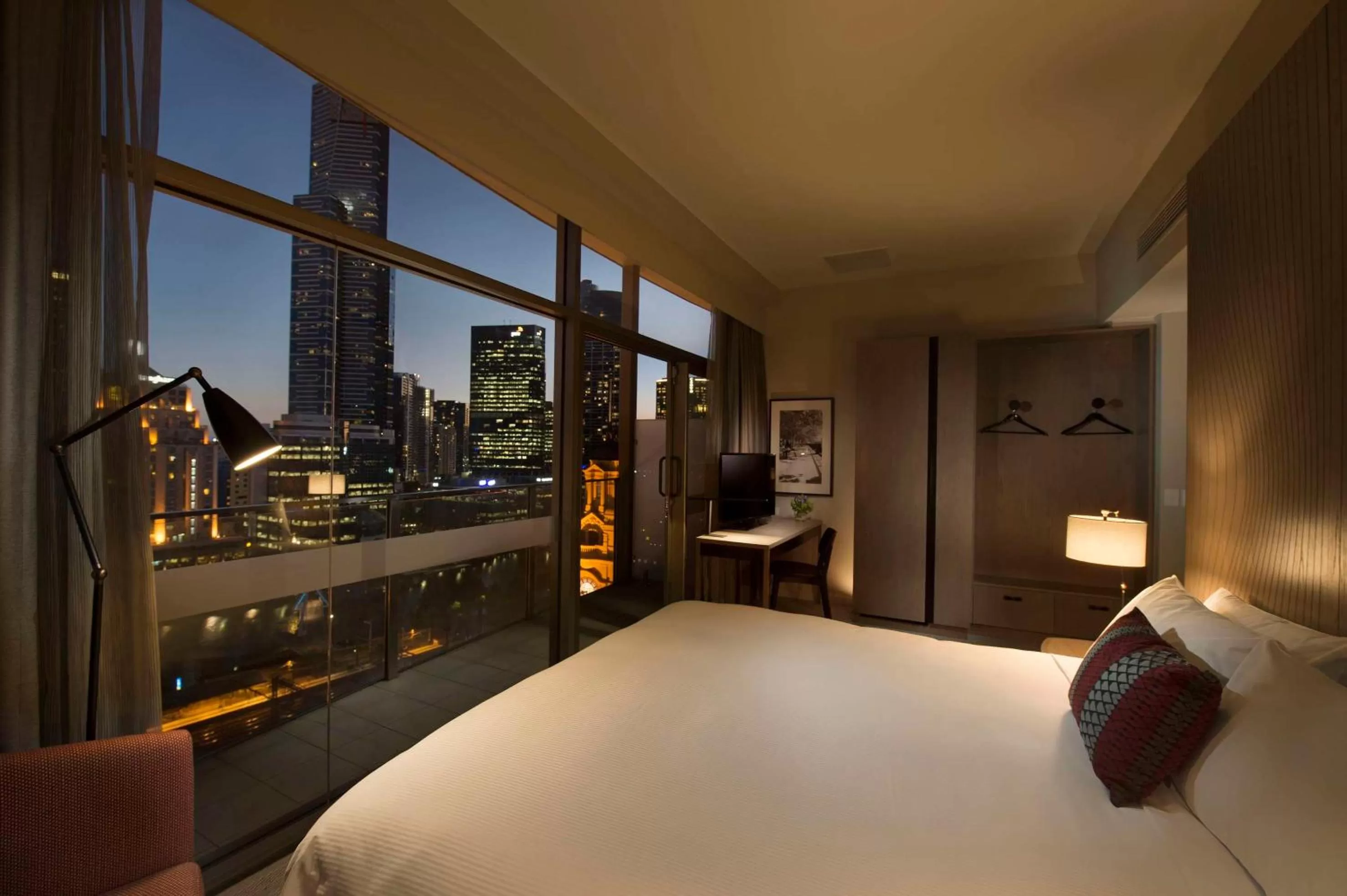 Bed in DoubleTree by Hilton Melbourne