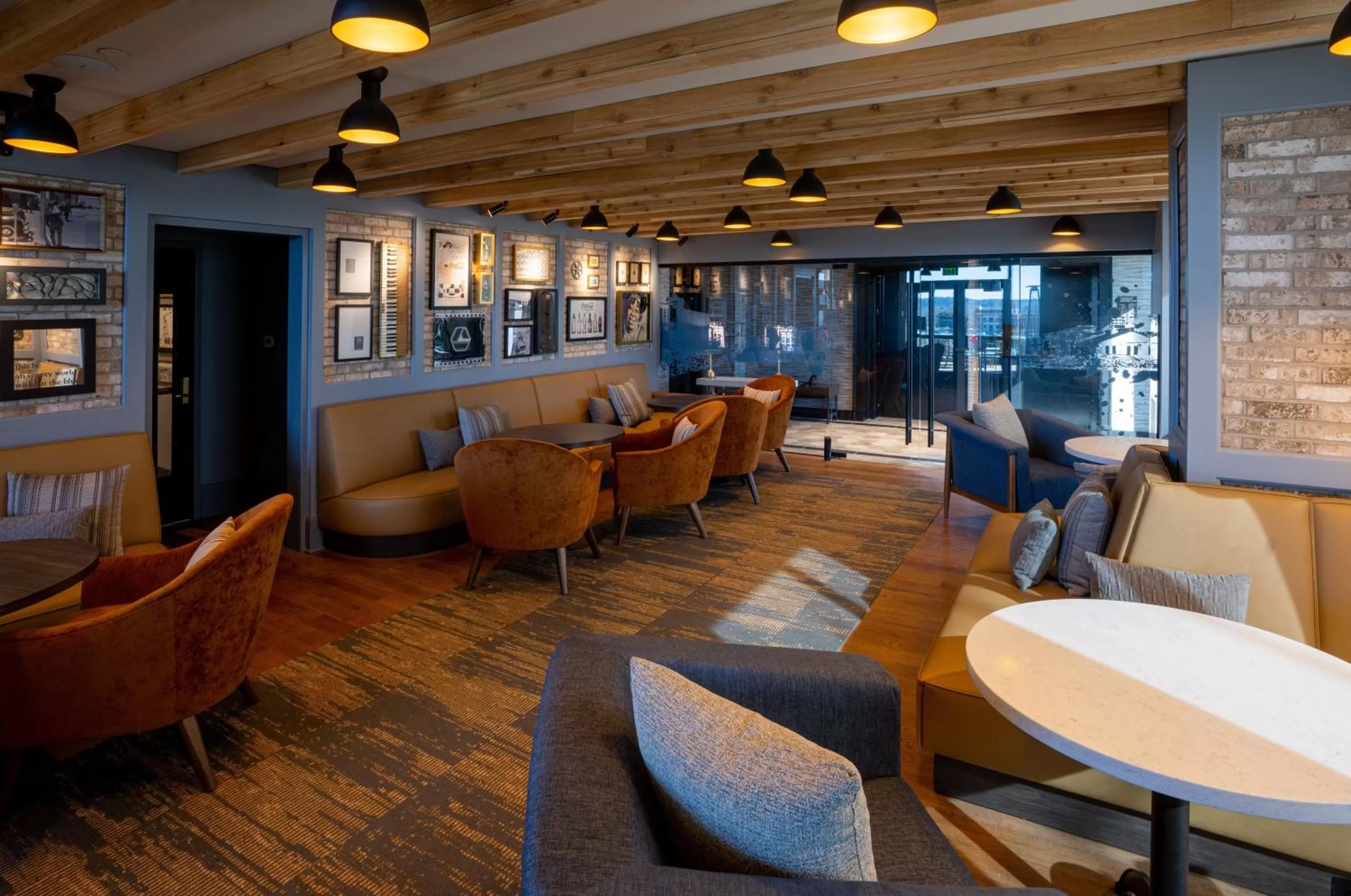 Lounge or bar in Hotel Indigo - Columbus at Riverfront Place by IHG