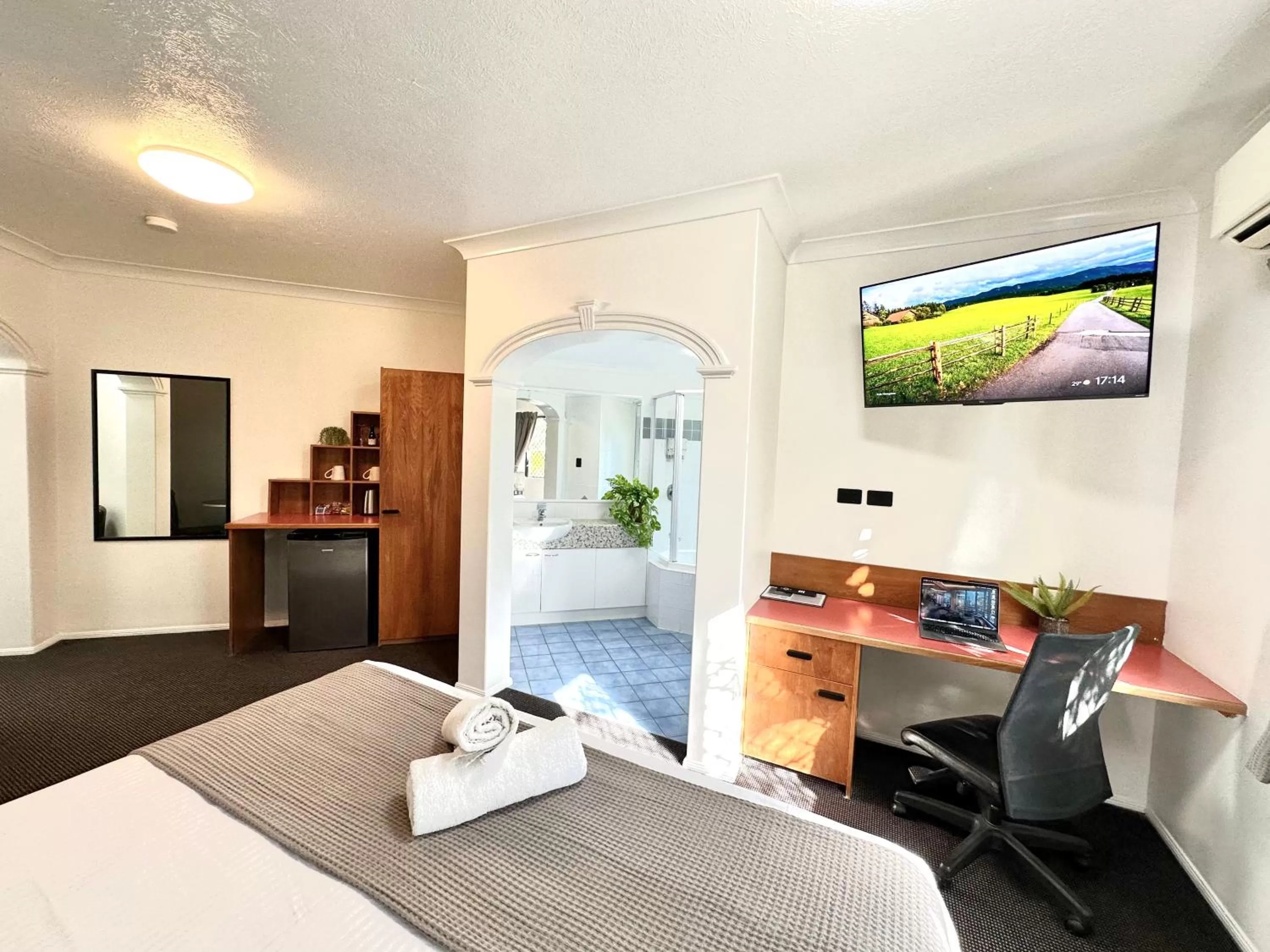 TV and multimedia, Bed in Mackay Resort Motel