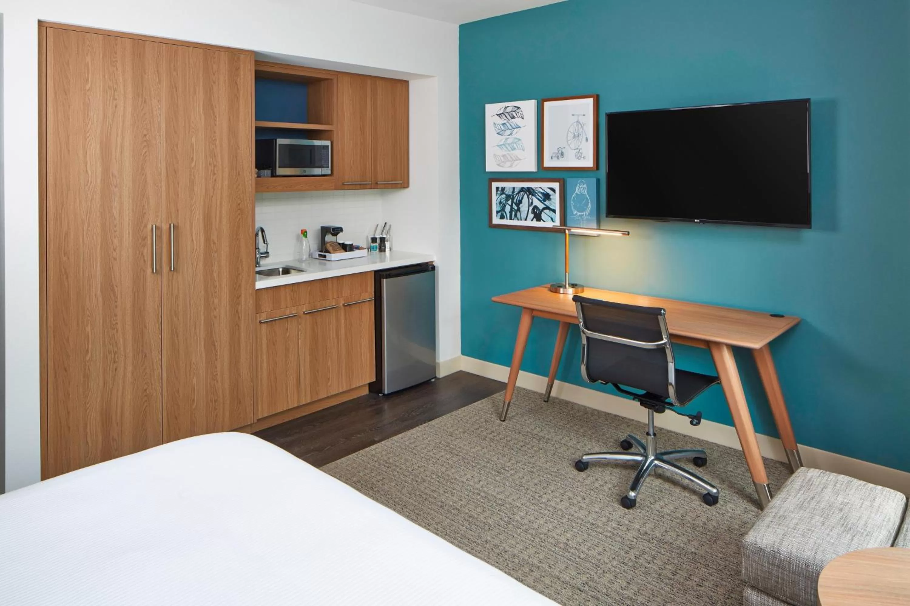 Kitchen or kitchenette, Bed in Element Seattle Redmond