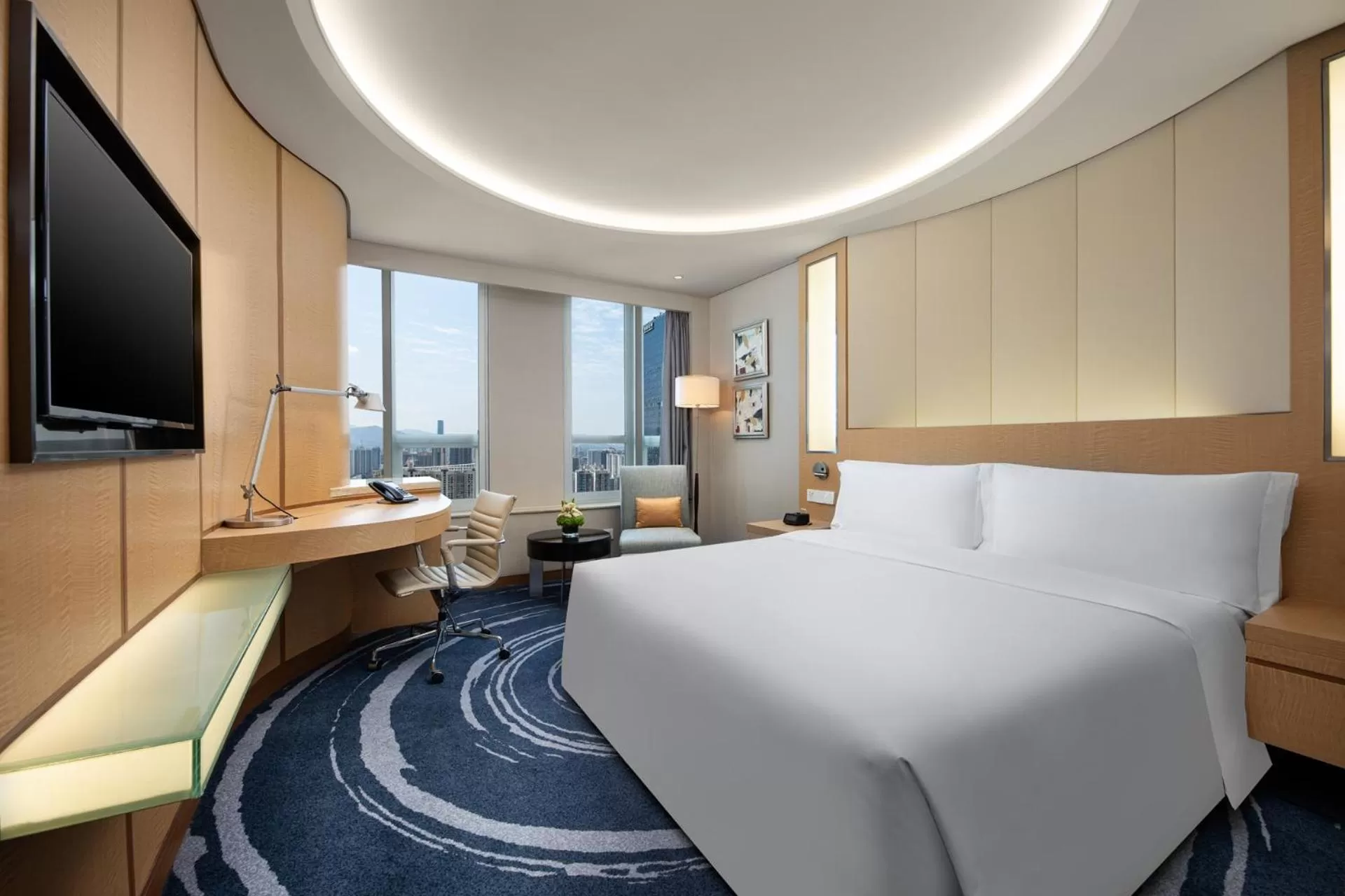 Photo of the whole room, Bed in Crowne Plaza Shenzhen Futian