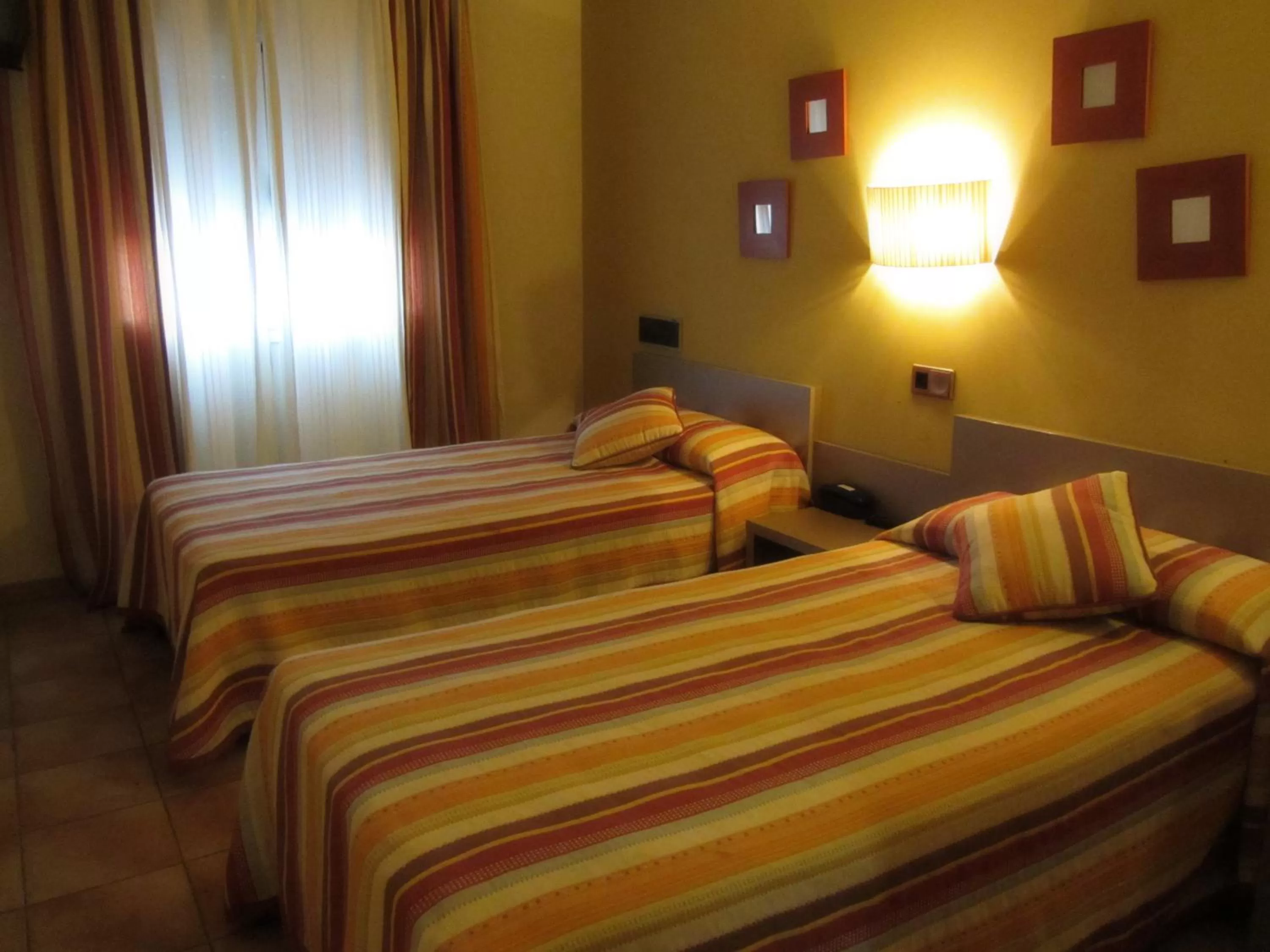 Photo of the whole room in Hotel Villa de Utrillas