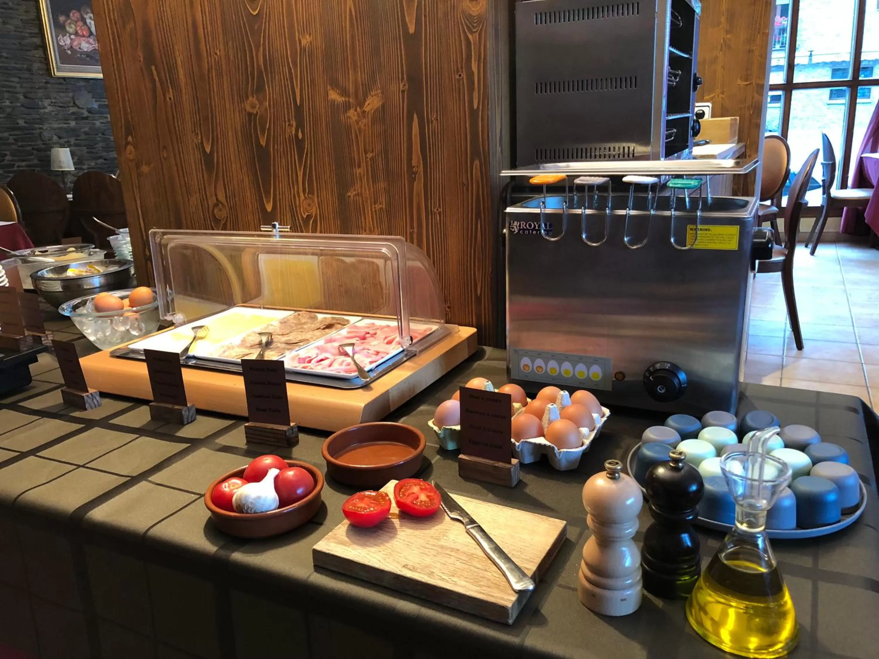 Buffet breakfast in Hotel L’Ermita B&B