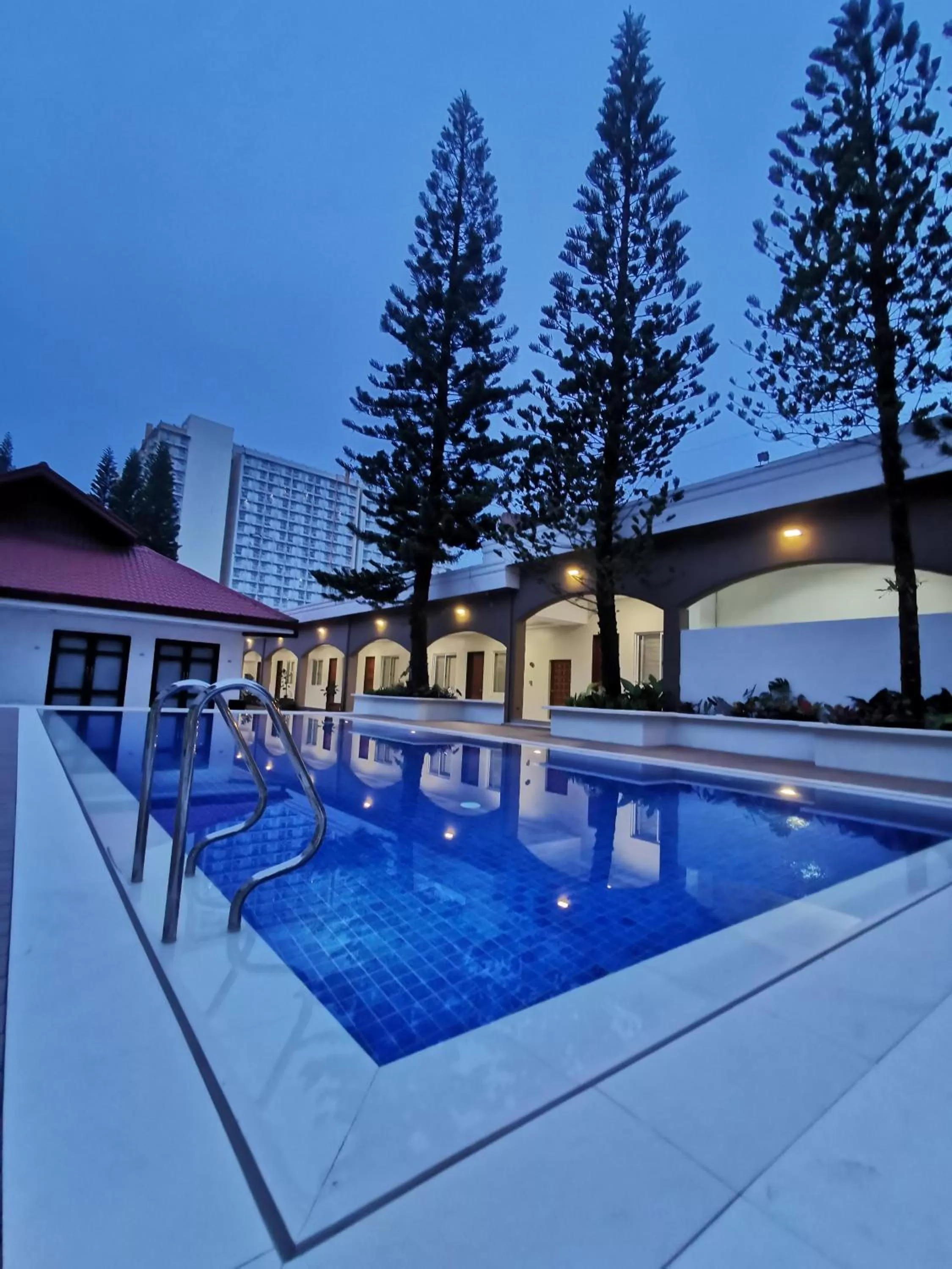 Swimming pool in Tagaytay Country Hotel