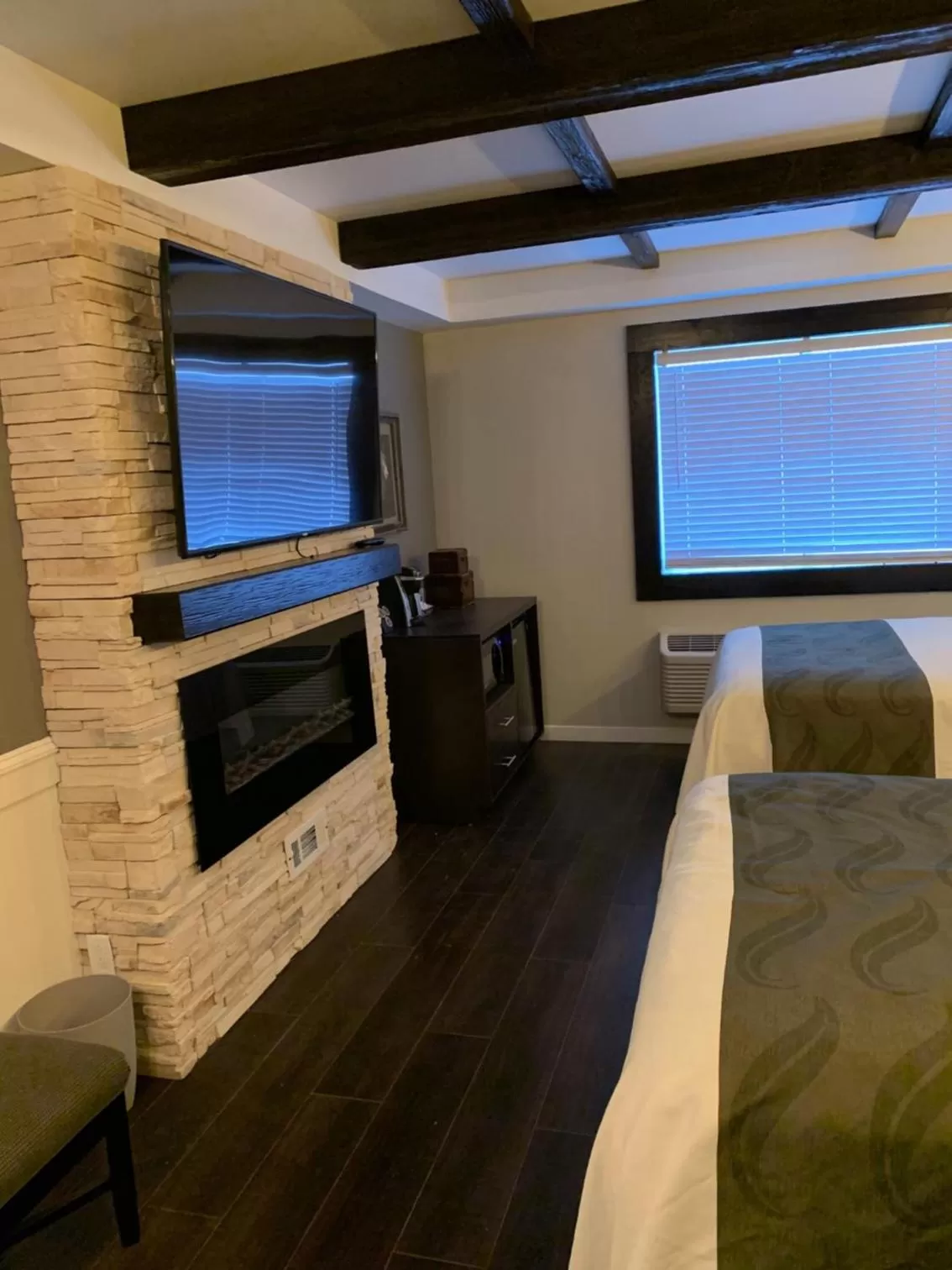 Bed in Cedar Stables Inn & Suites