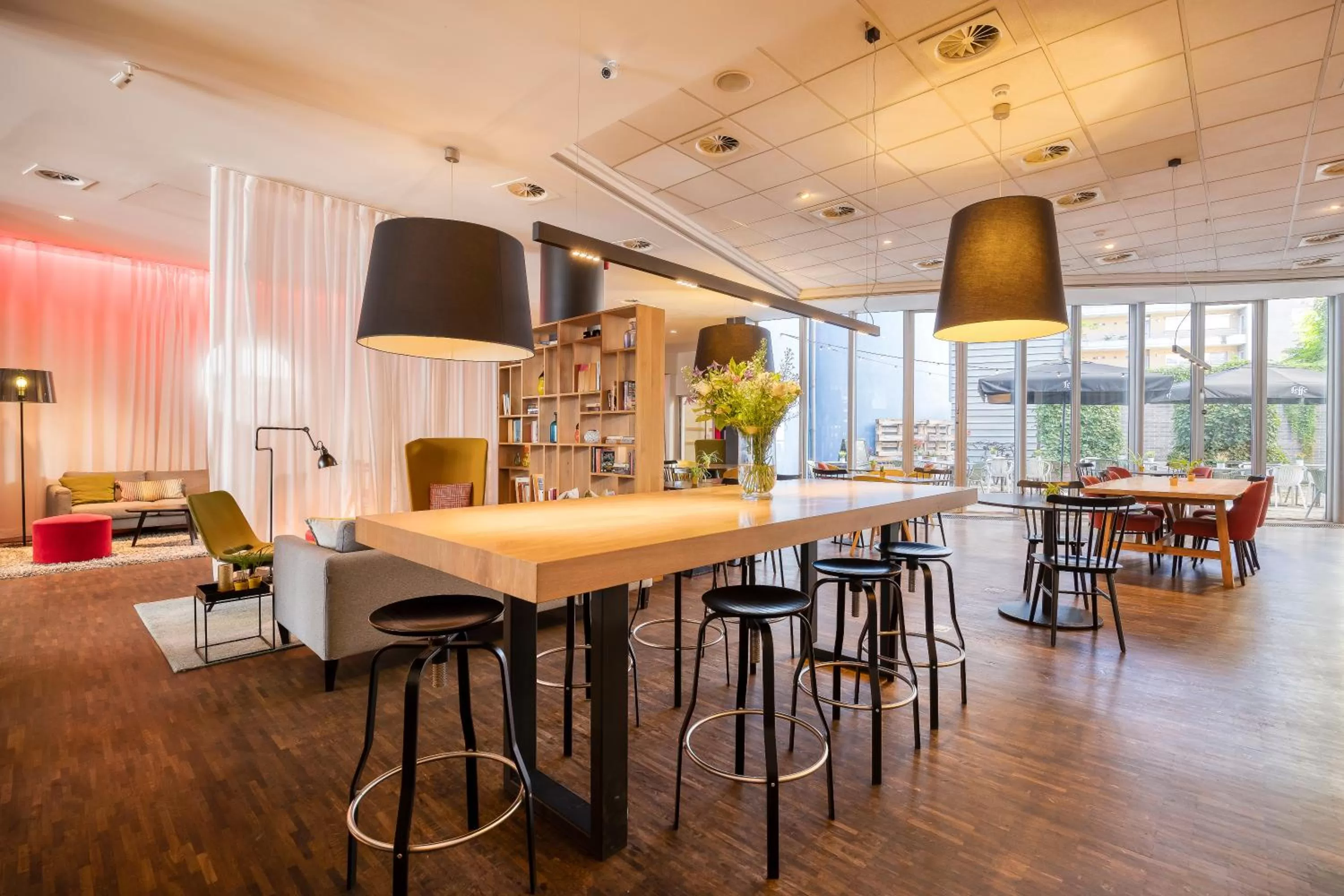Lounge or bar in Holiday Inn Express Mechelen City Centre by IHG