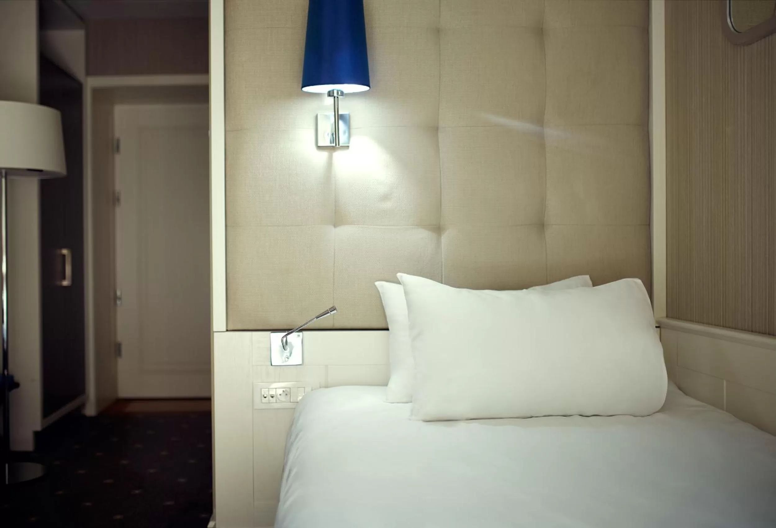 Bed in Bristol Art & Medical SPA