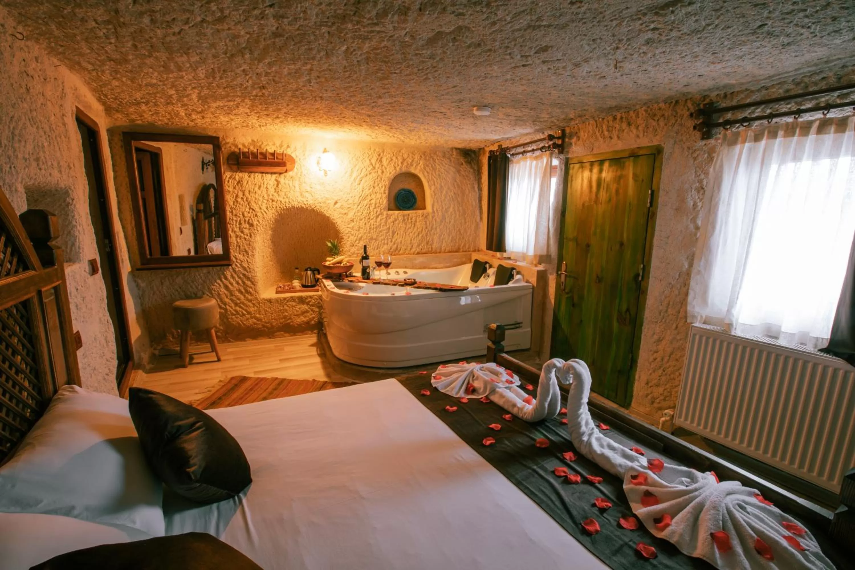Hot Tub, Bed in Mia Cappadocia Cave Hotel